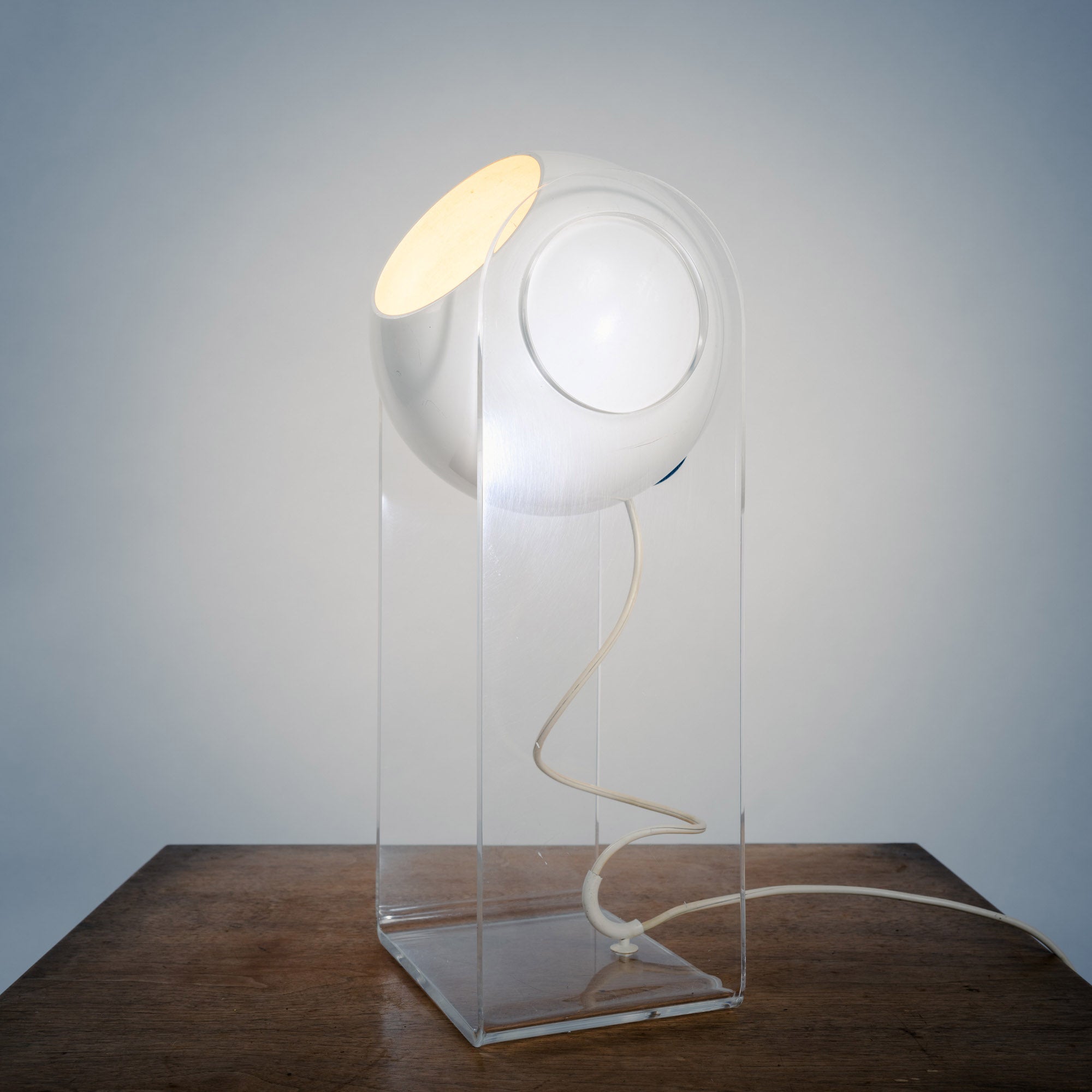 Gino_Sarfatti_Arteluce_acrylic_540G_table_light,_Italy,_1968