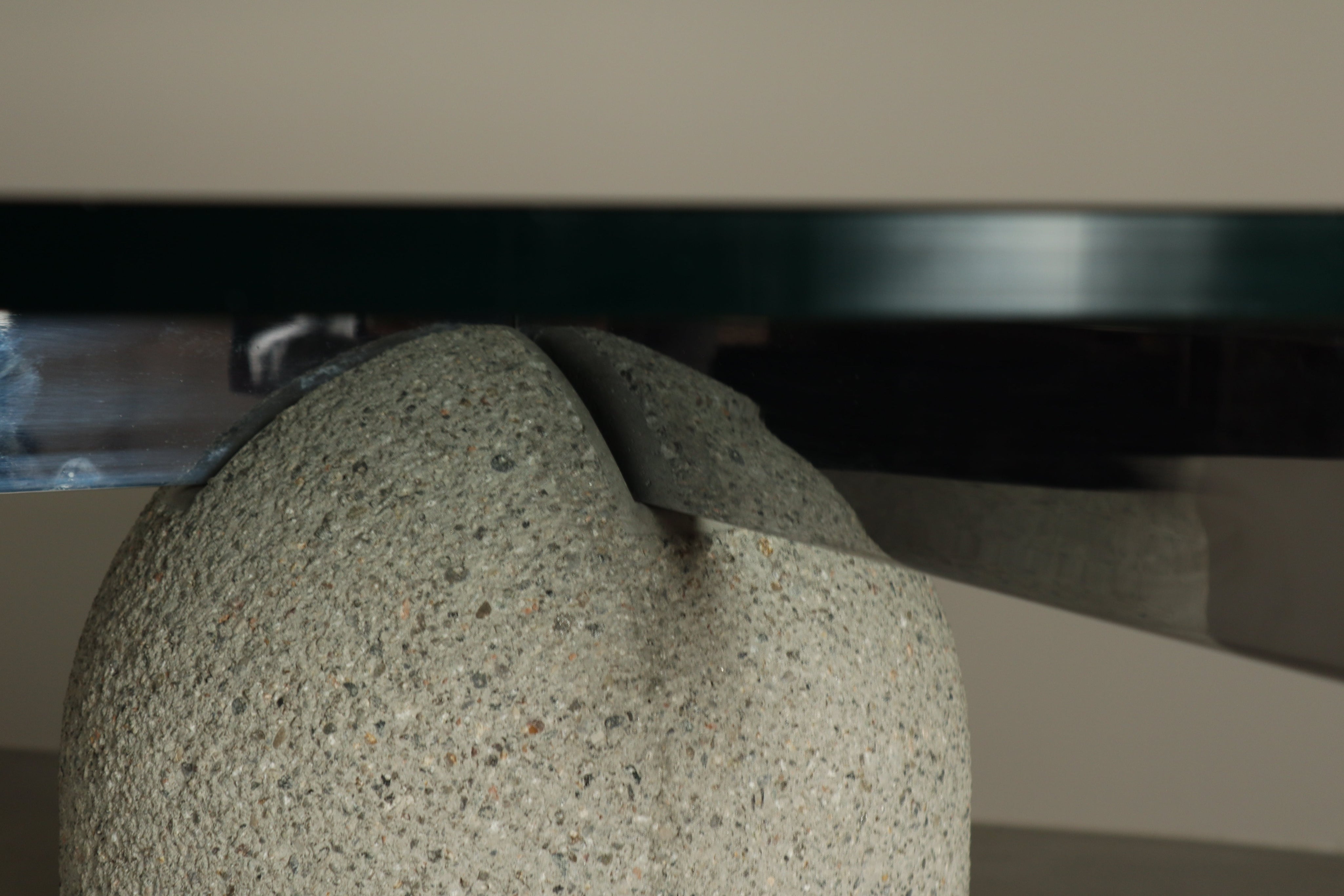 Giovanni_Offredi_“Paracarro”_dining_table_for_Saporiti_Italia,_1970s