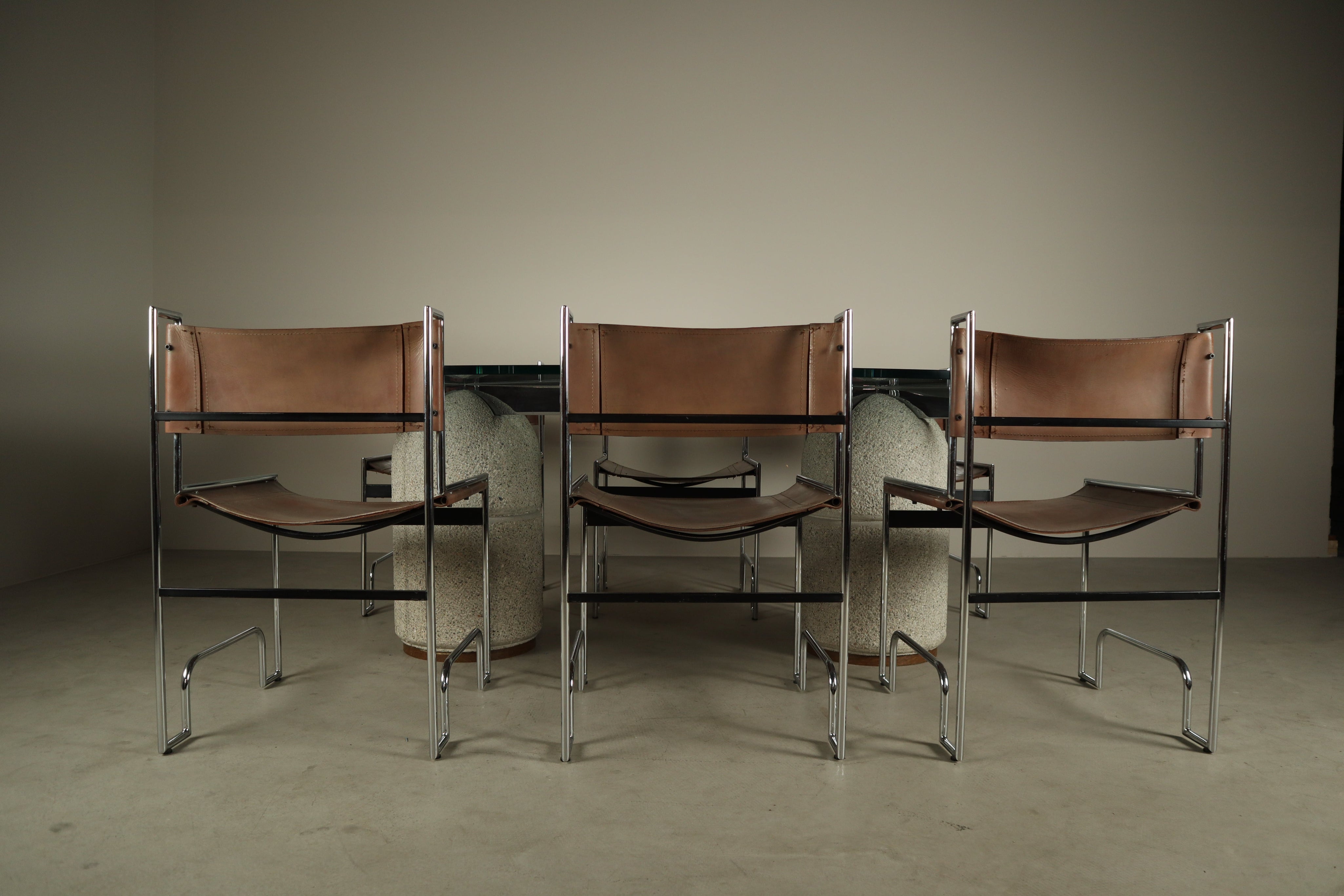 Giovanni_Offredi_“Paracarro”_dining_table_for_Saporiti_Italia,_1970s