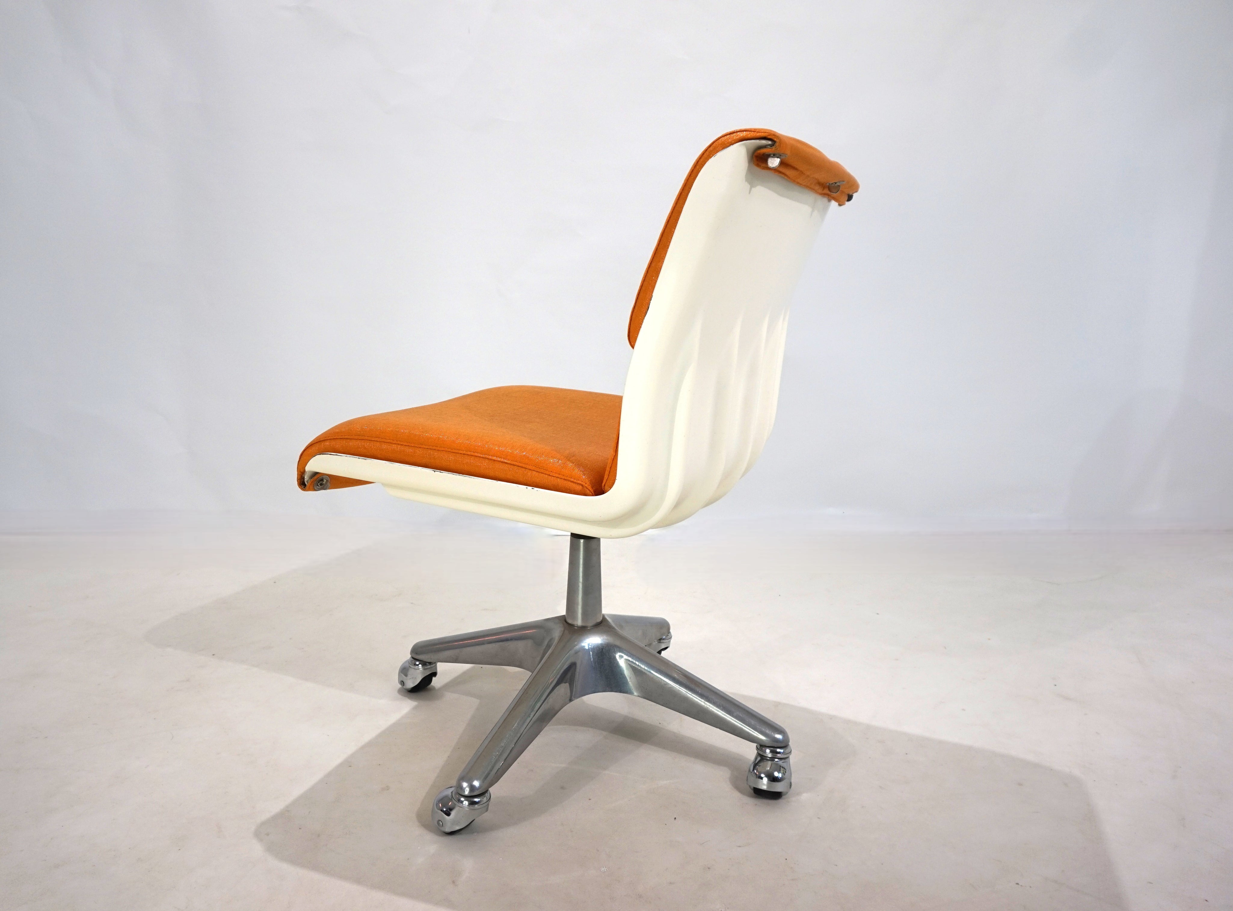 Haimi_Space_Age_swivel_chair_by_Yrjo_Kukkapuro,_1960