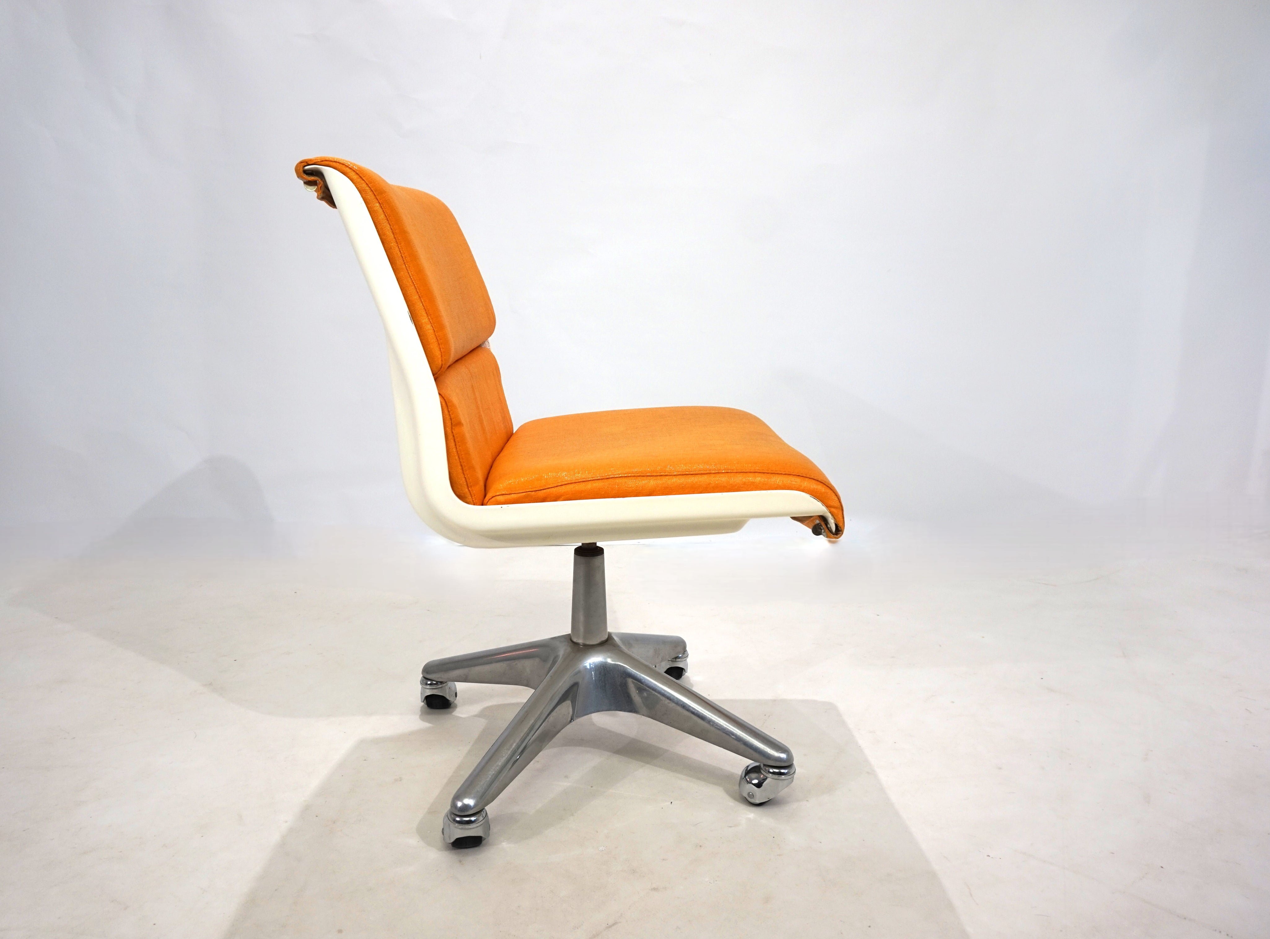 Haimi_Space_Age_swivel_chair_by_Yrjo_Kukkapuro,_1960