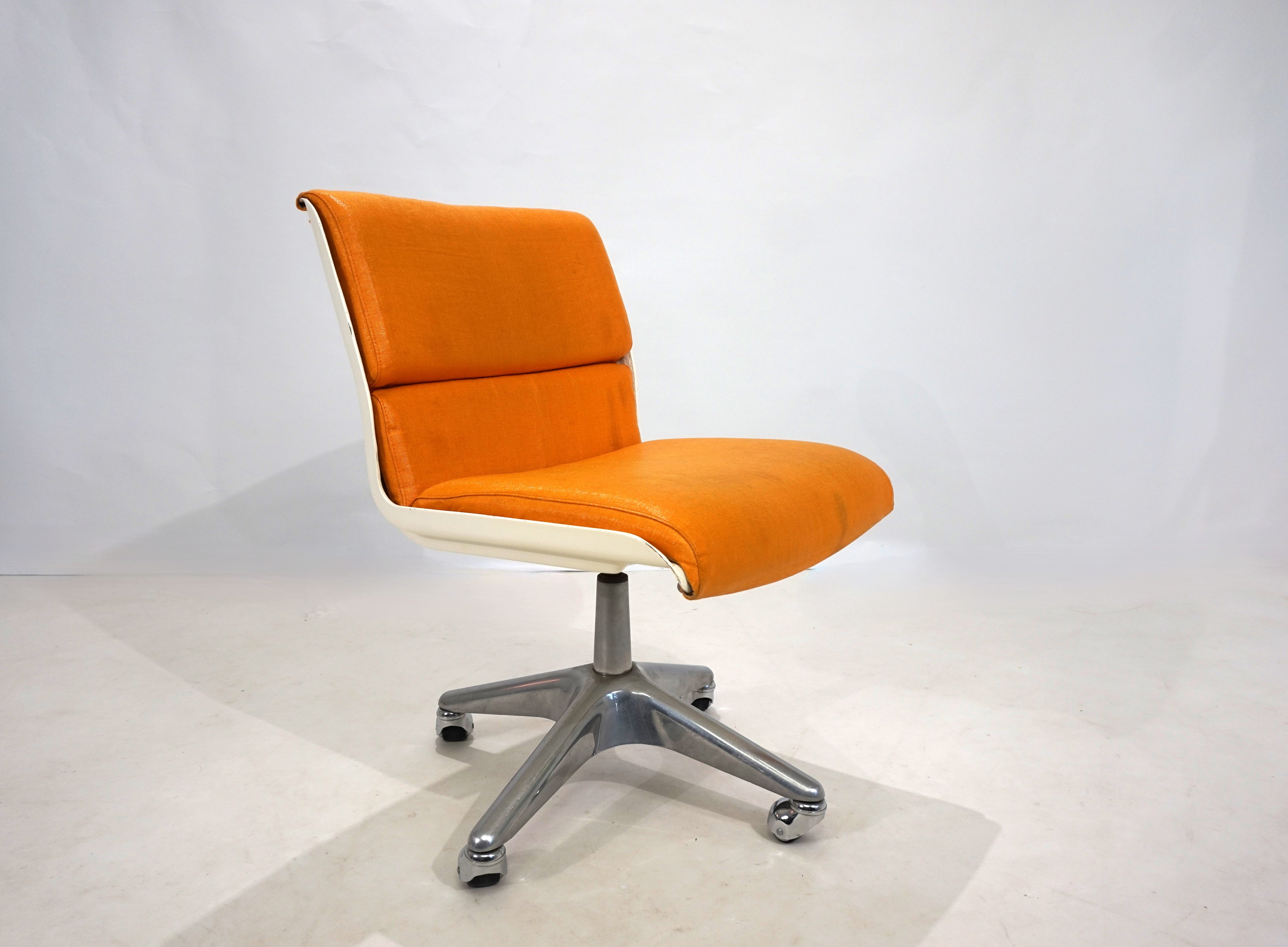 Haimi_Space_Age_swivel_chair_by_Yrjo_Kukkapuro,_1960