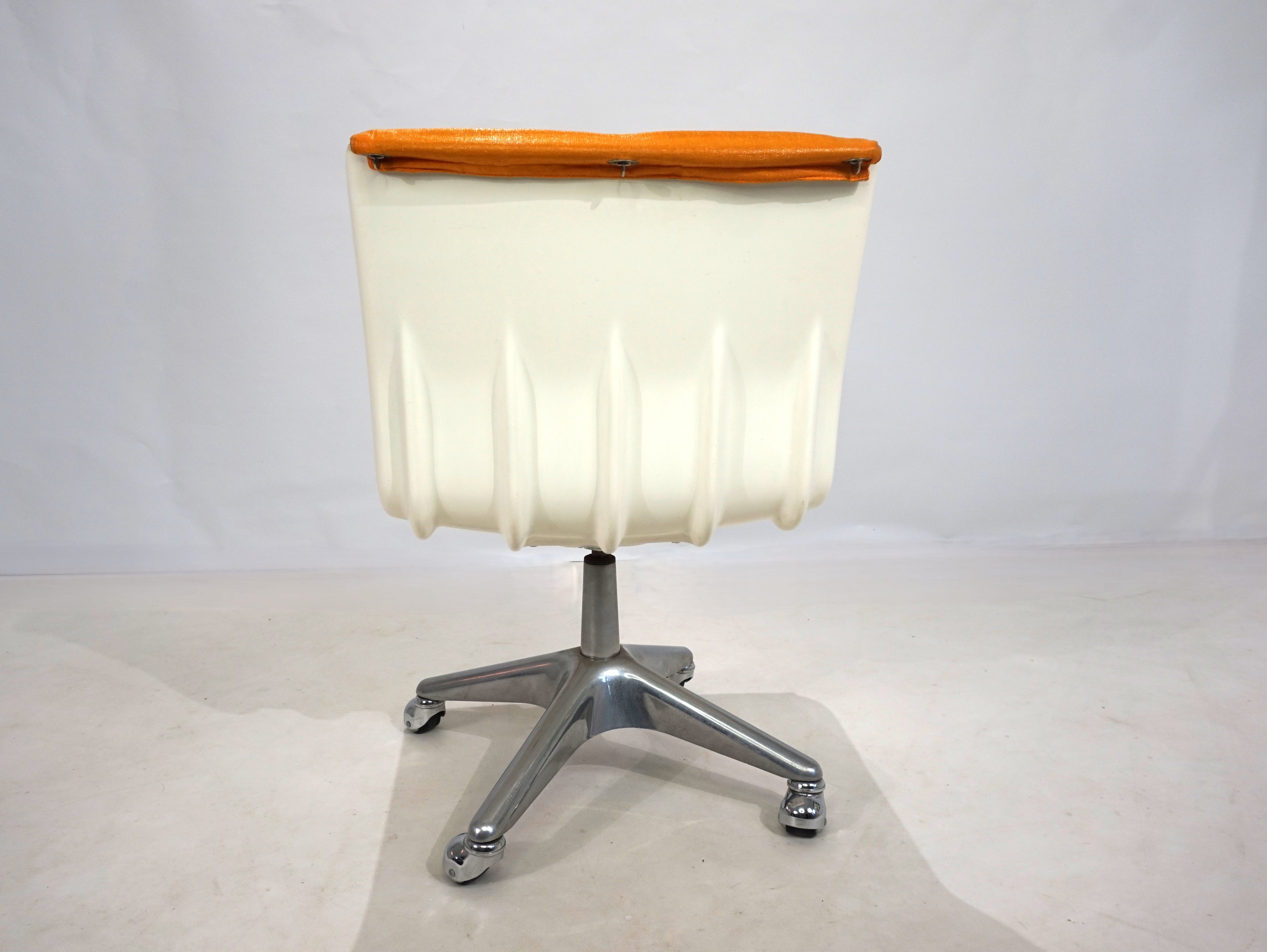 Haimi_Space_Age_swivel_chair_by_Yrjo_Kukkapuro,_1960