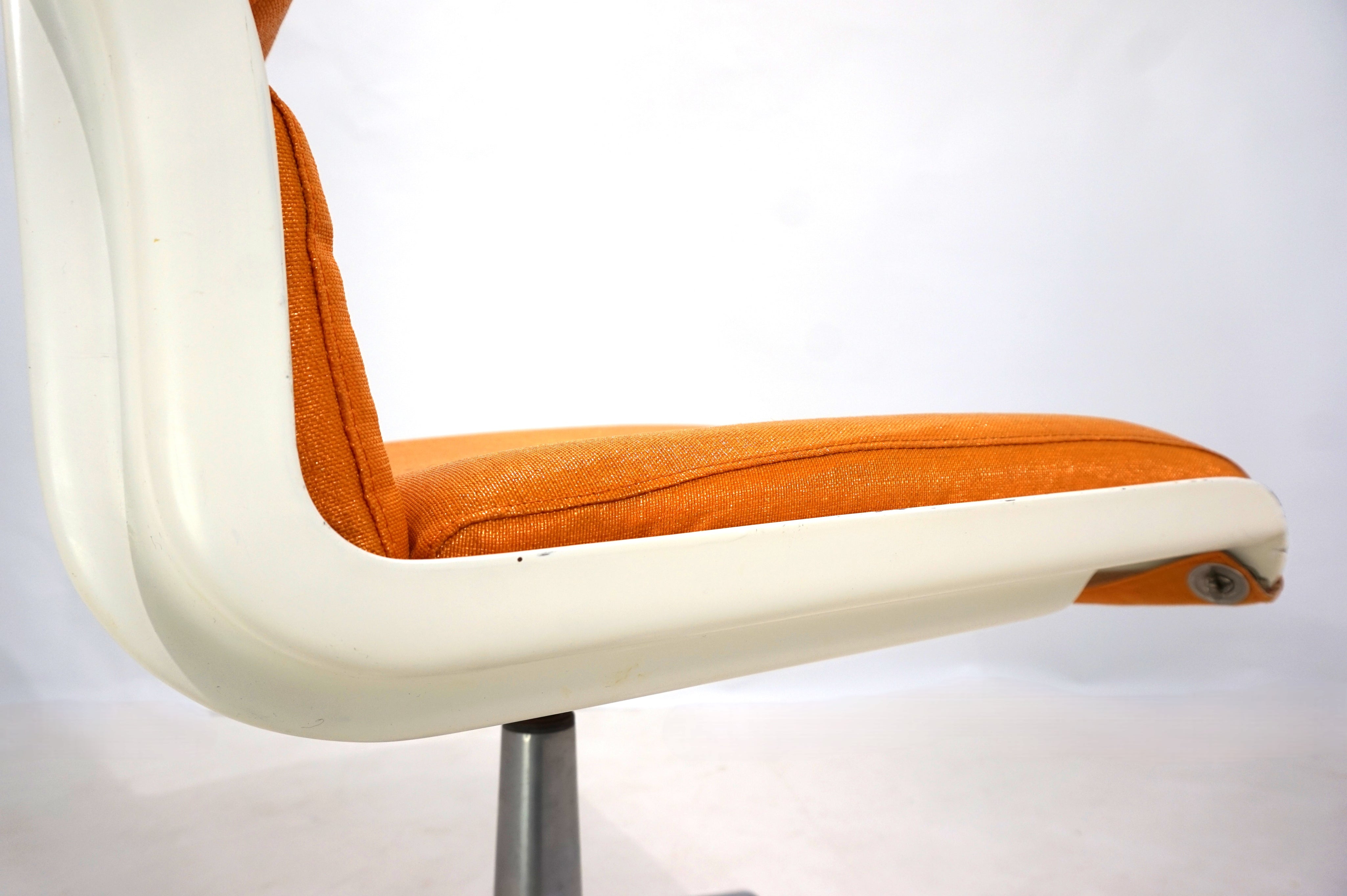 Haimi_Space_Age_swivel_chair_by_Yrjo_Kukkapuro,_1960