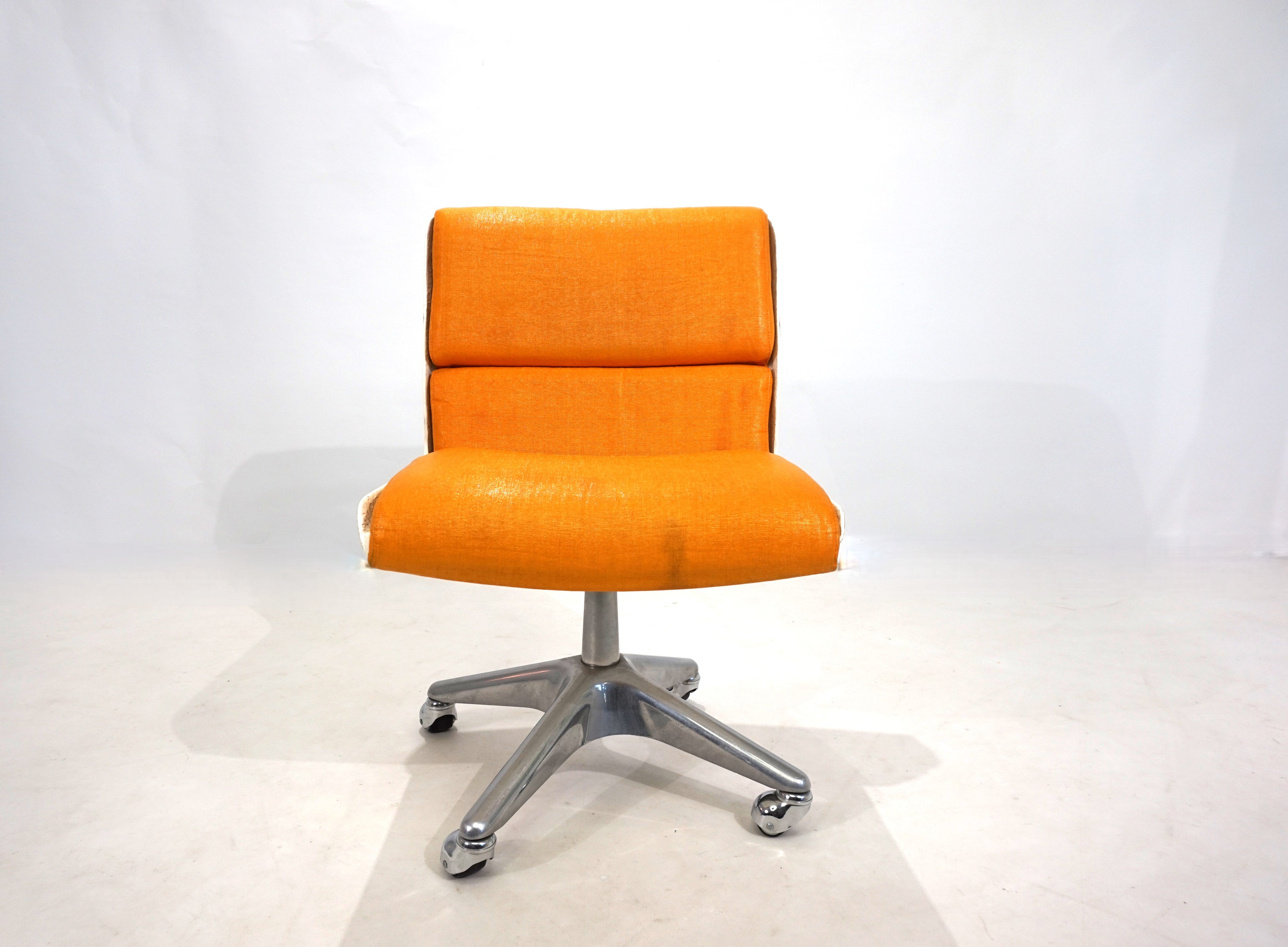 Haimi_Space_Age_swivel_chair_by_Yrjo_Kukkapuro,_1960