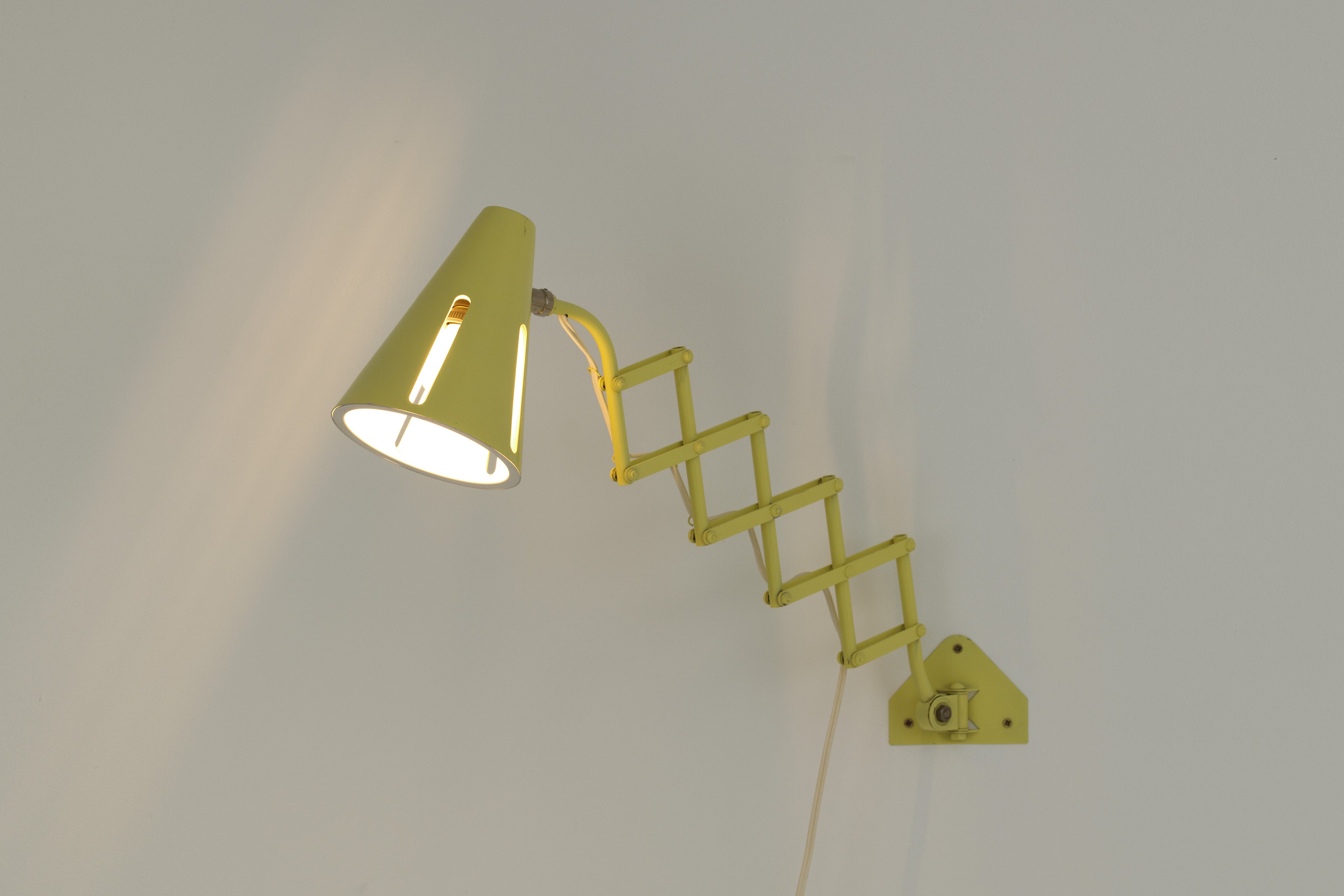 Scissor_Wall_Lamp_by_H._Busquet_for_HALA_Zeist,_1950s,_Netherlands