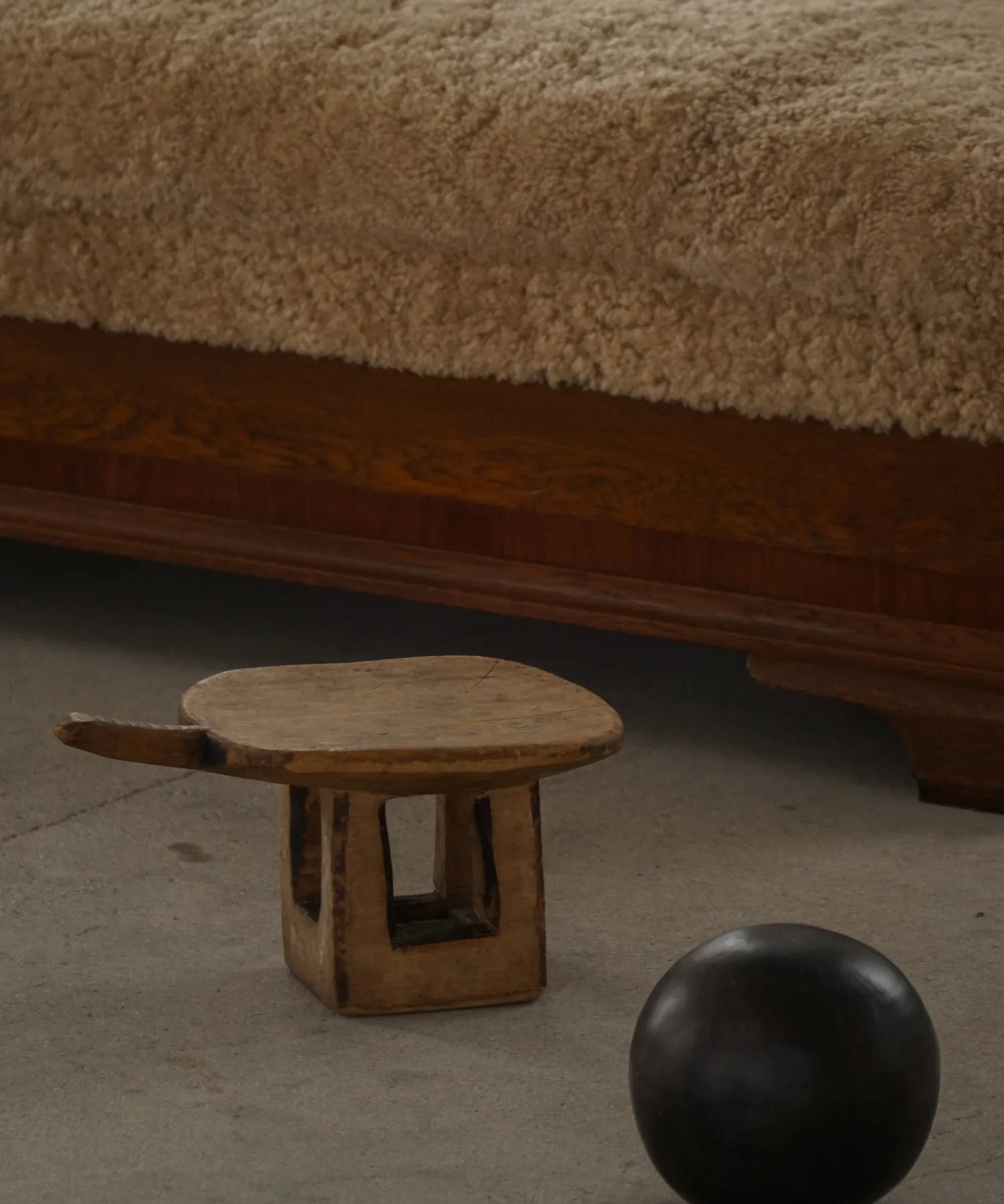 Hand_Carved_African_Lobi_Stool_in_Solid_Wood,_Burkina_Faso