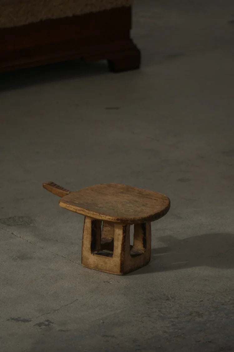 Hand_Carved_African_Lobi_Stool_in_Solid_Wood,_Burkina_Faso