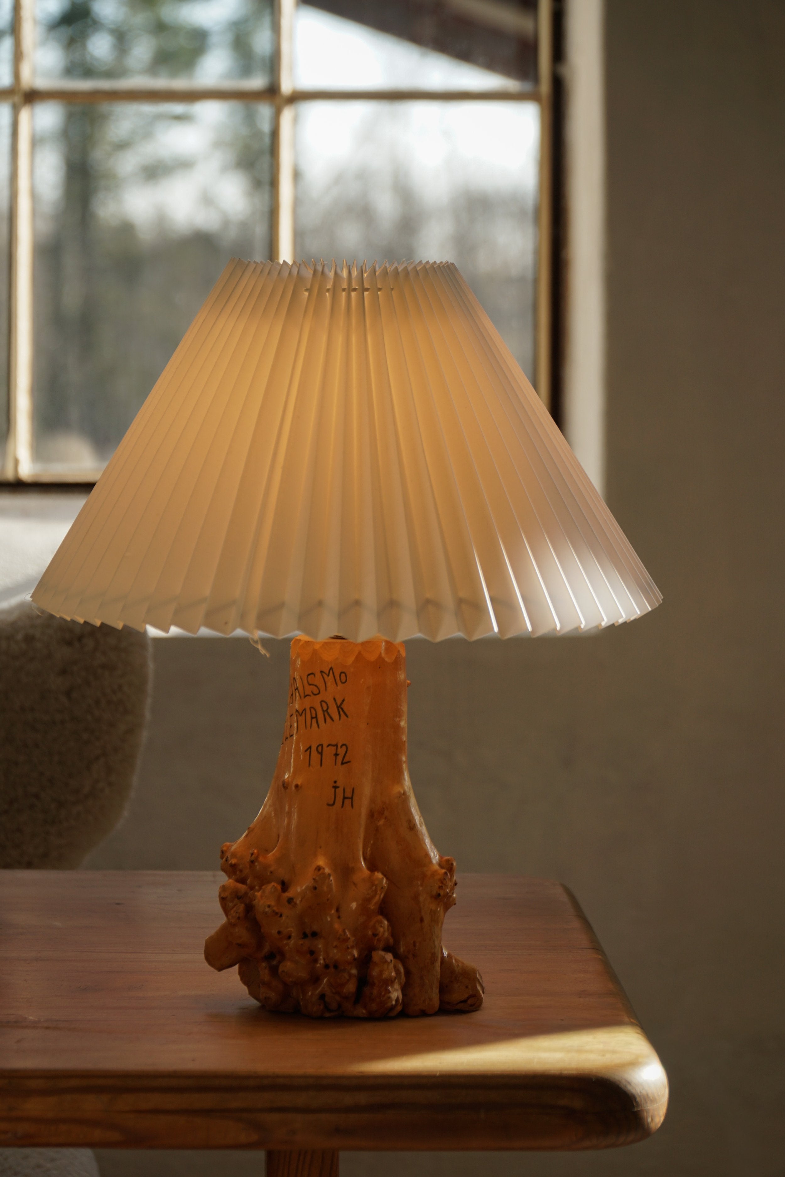 Hand-Carved_Wooden_Table_Lamp_with_Engraved_Inscription
