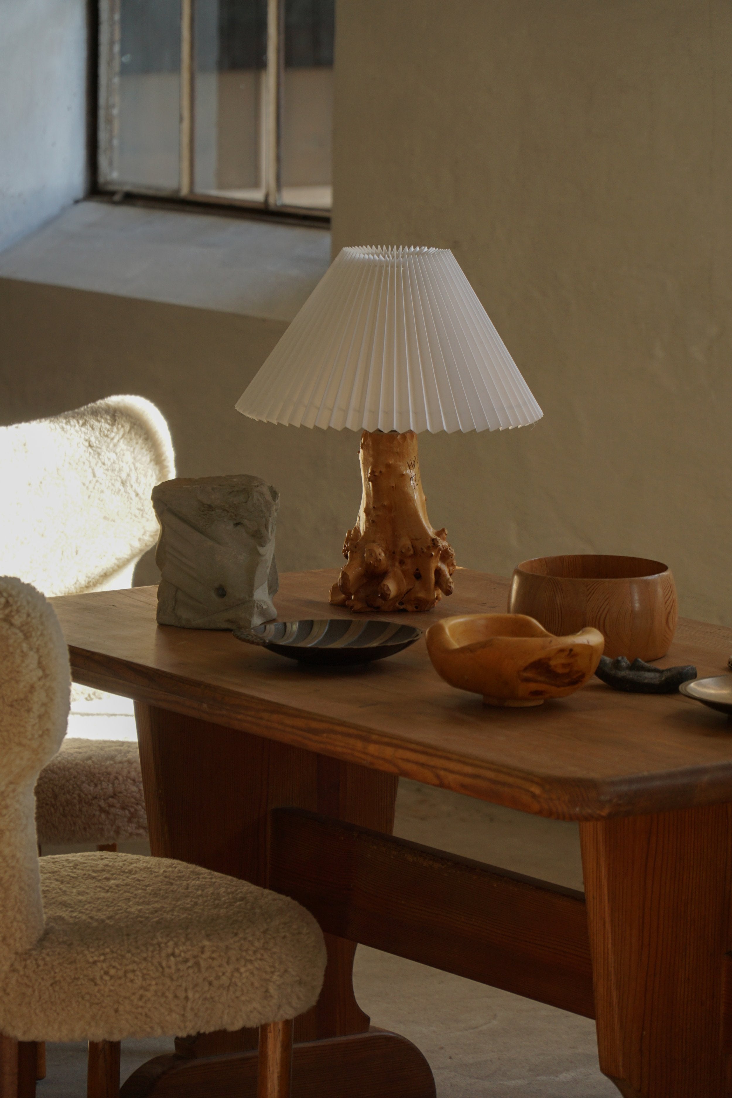 Hand-Carved_Wooden_Table_Lamp_with_Engraved_Inscription