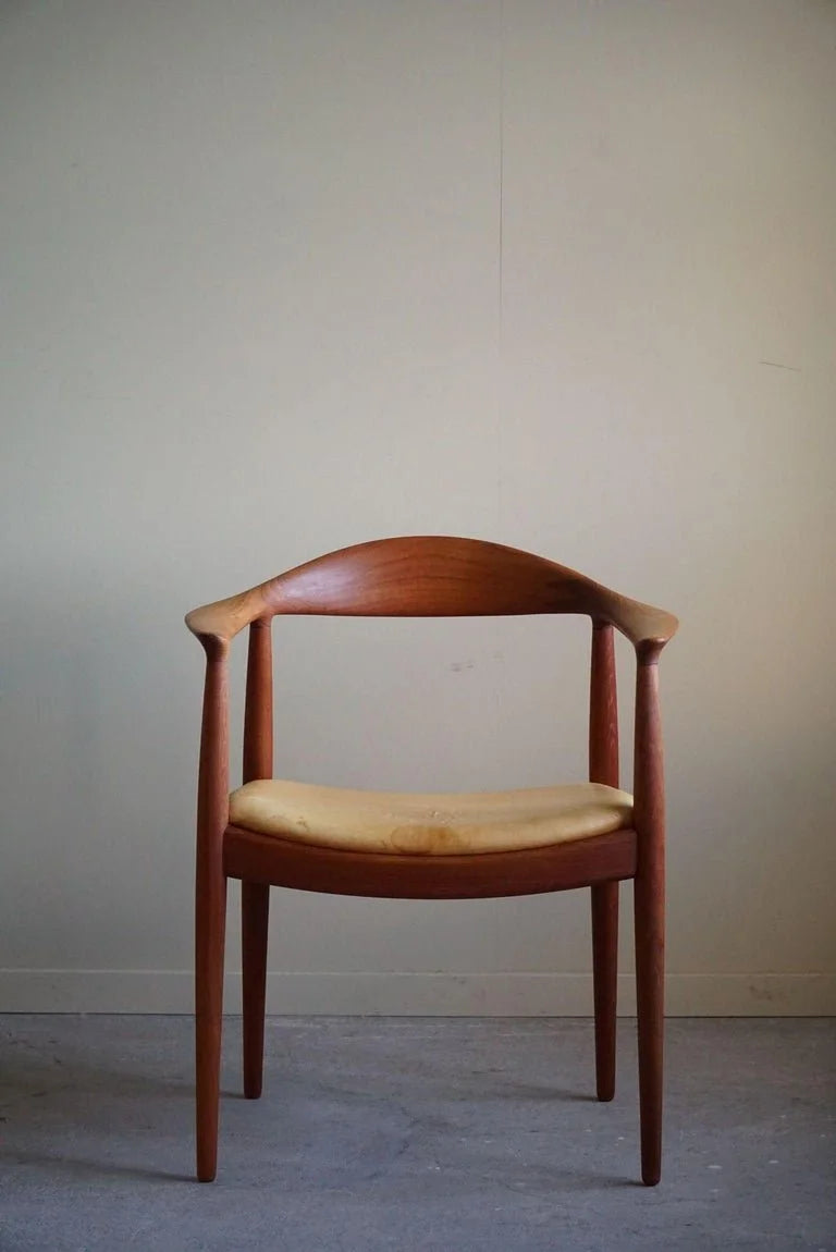 Hans_J._Wegner,_Armchair_in_Teak_&_Leather,_The_Chair_model_JH501,_1950s
