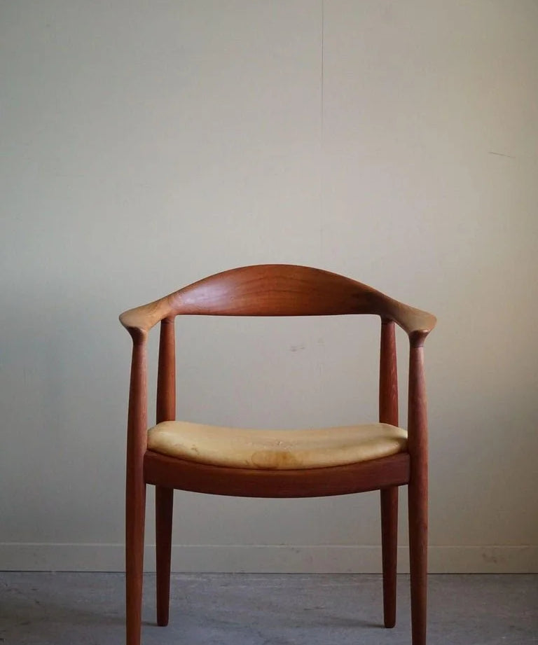 Hans_J._Wegner,_Armchair_in_Teak_&_Leather,_The_Chair_model_JH501,_1950s