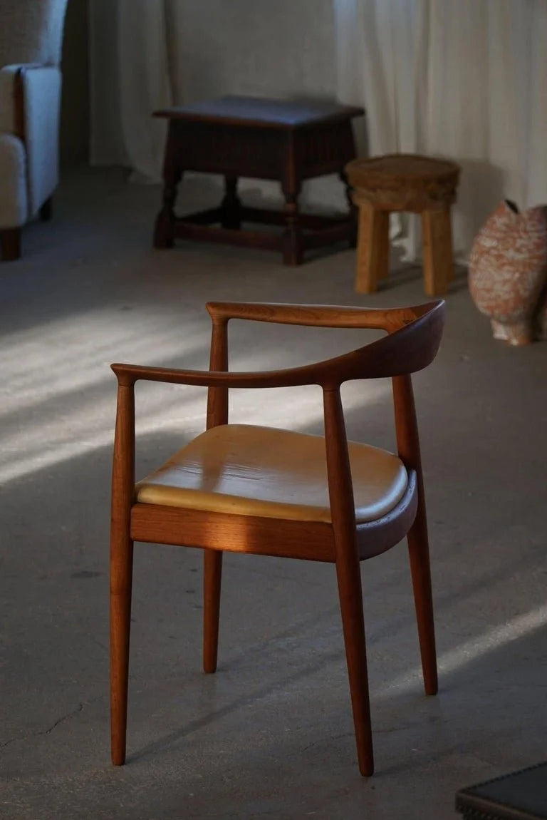 Hans_J._Wegner,_Armchair_in_Teak_&_Leather,_The_Chair_model_JH501,_1950s