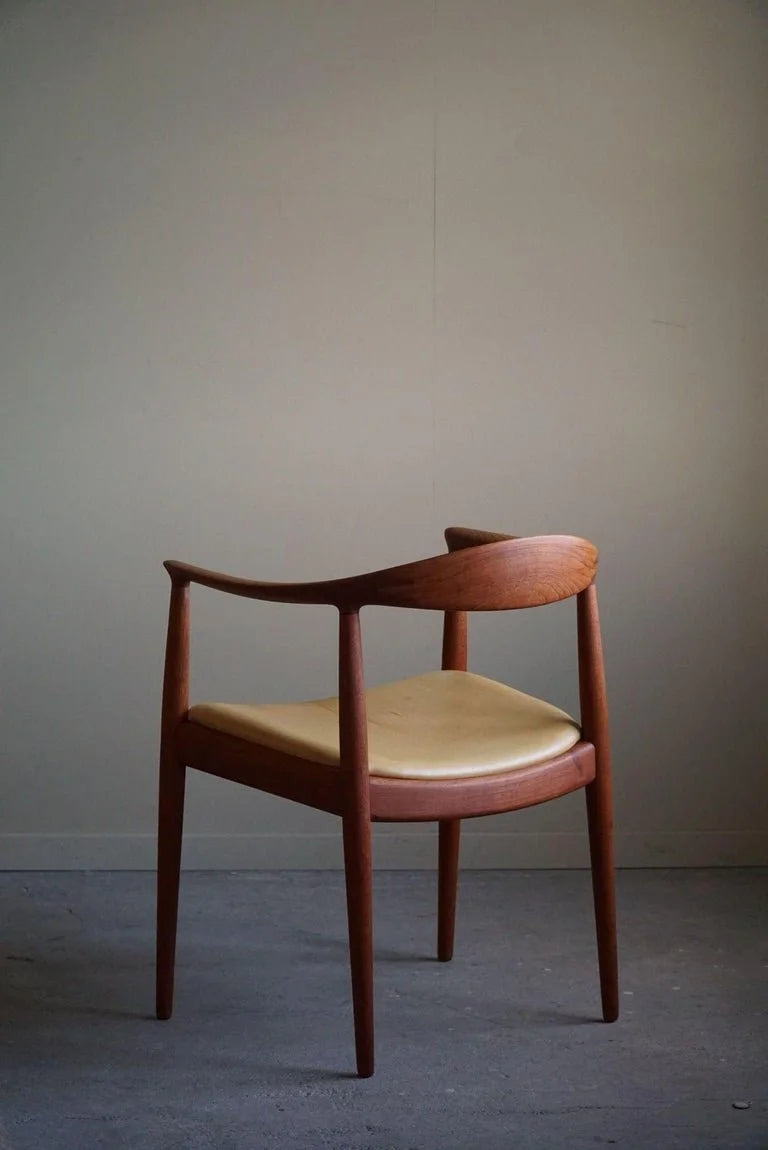 Hans_J._Wegner,_Armchair_in_Teak_&_Leather,_The_Chair_model_JH501,_1950s