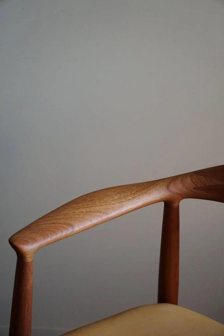 Hans_J._Wegner,_Armchair_in_Teak_&_Leather,_The_Chair_model_JH501,_1950s
