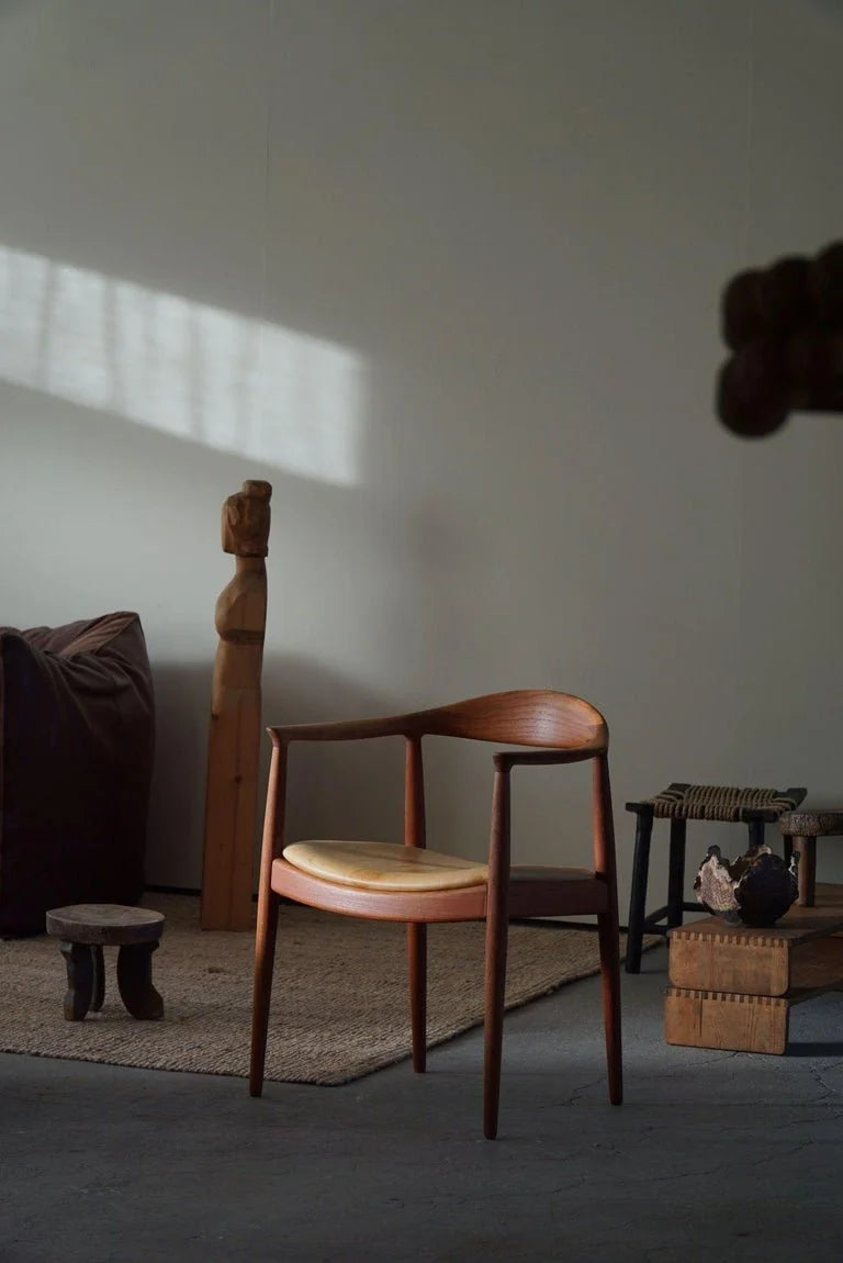 Hans_J._Wegner,_Armchair_in_Teak_&_Leather,_The_Chair_model_JH501,_1950s