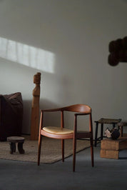 Hans_J._Wegner,_Armchair_in_Teak_&_Leather,_The_Chair_model_JH501,_1950s