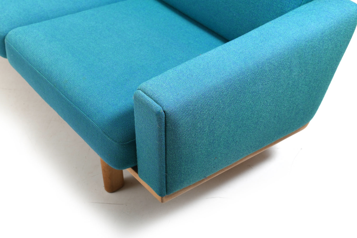 Hans_J._Wegner_GE-236/4_Sofa_Getama_Denmark_1960s