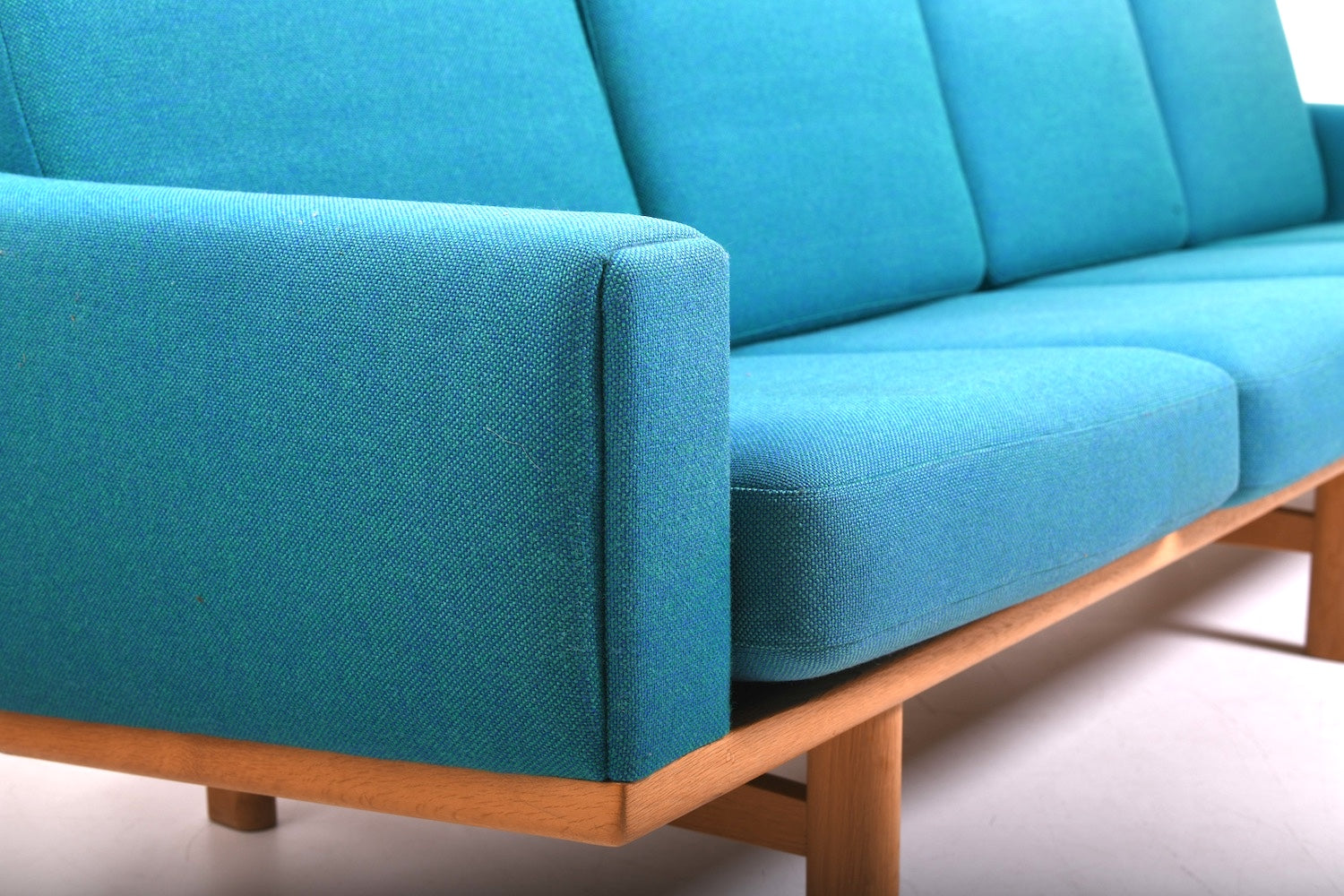 Hans_J._Wegner_GE-236/4_Sofa_Getama_Denmark_1960s