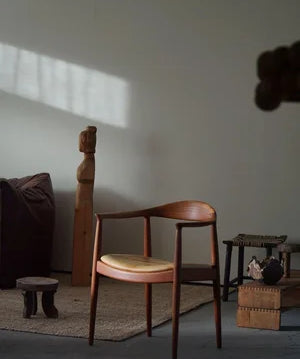 Hans_J._Wegner_“The_Chair”_JH501_in_Teak_and_Leather,_Denmark_1950s