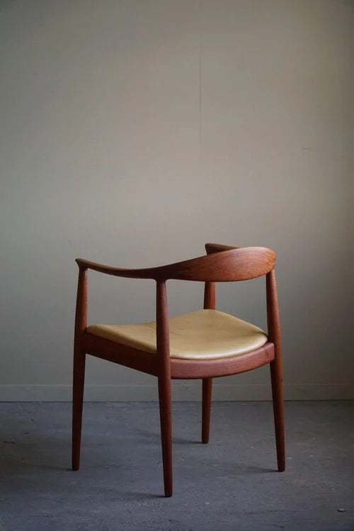 Hans_J._Wegner_“The_Chair”_JH501_in_Teak_and_Leather,_Denmark_1950s