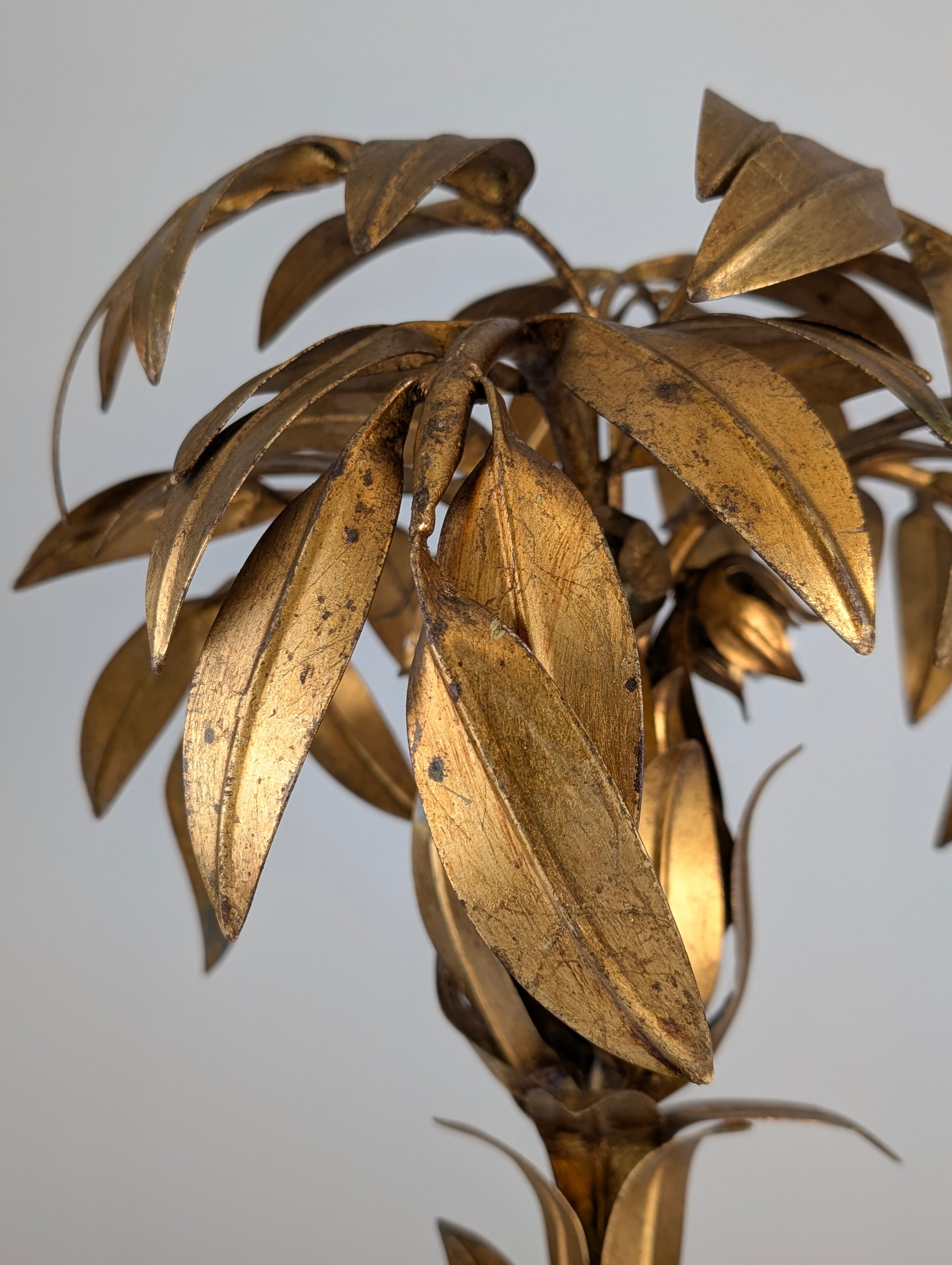 Hans_Kögl_Gilt_Metal_Palm_Tree_Table_Lamp,_Sculptural_Design,_1970s