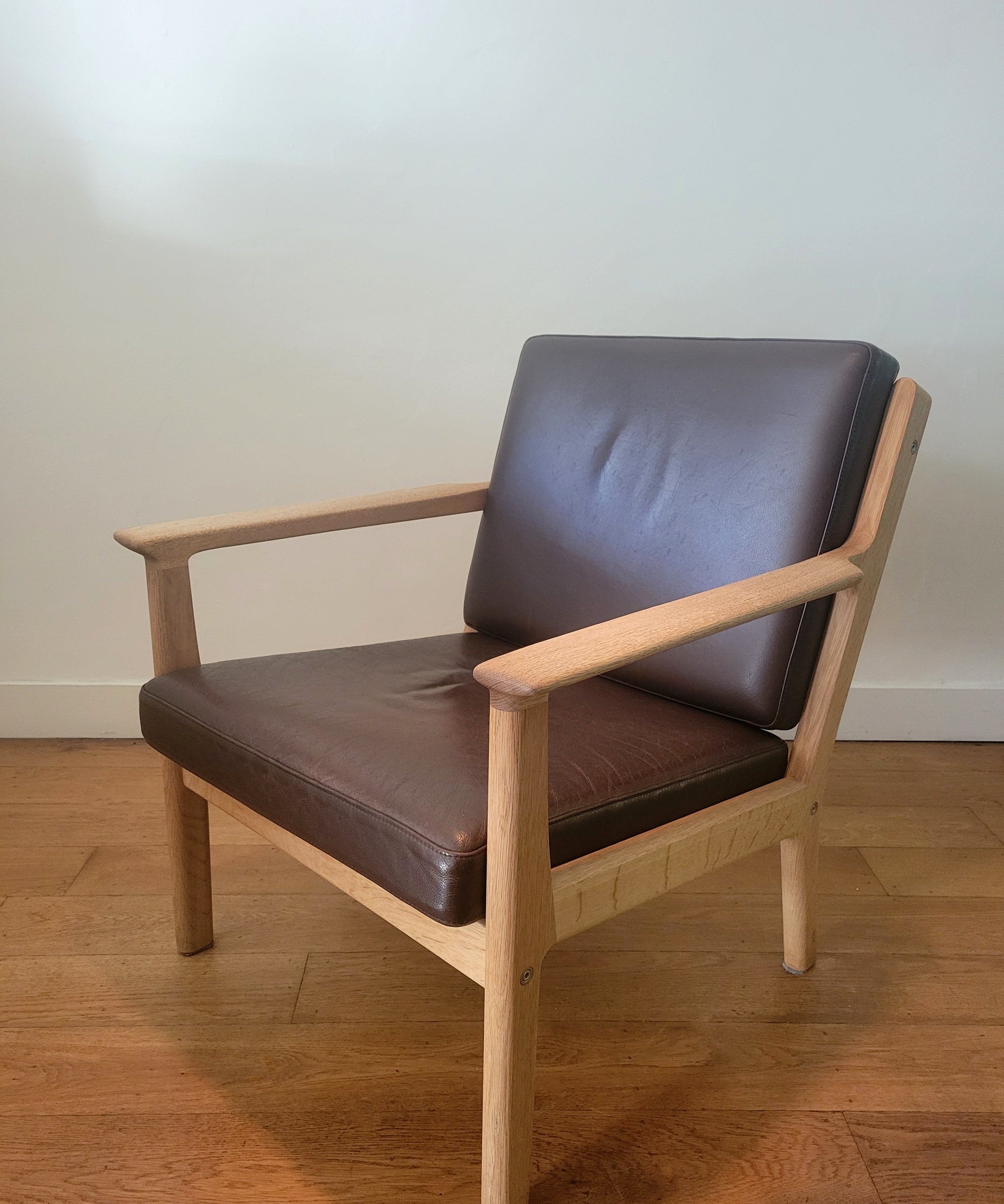 Hans_Wegner_Armchair_by_Getama_Model_265_in_Oak_and_Leather