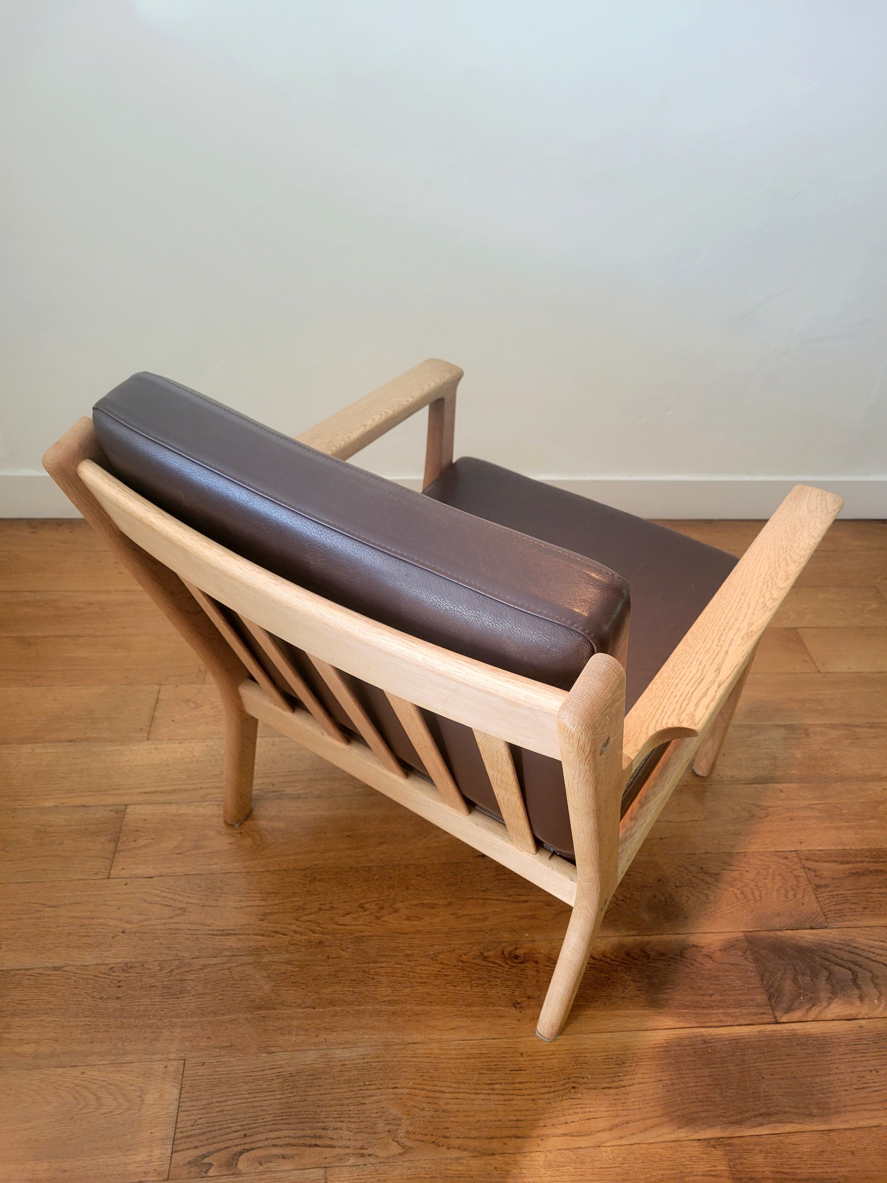 Hans_Wegner_Armchair_by_Getama_Model_265_in_Oak_and_Leather