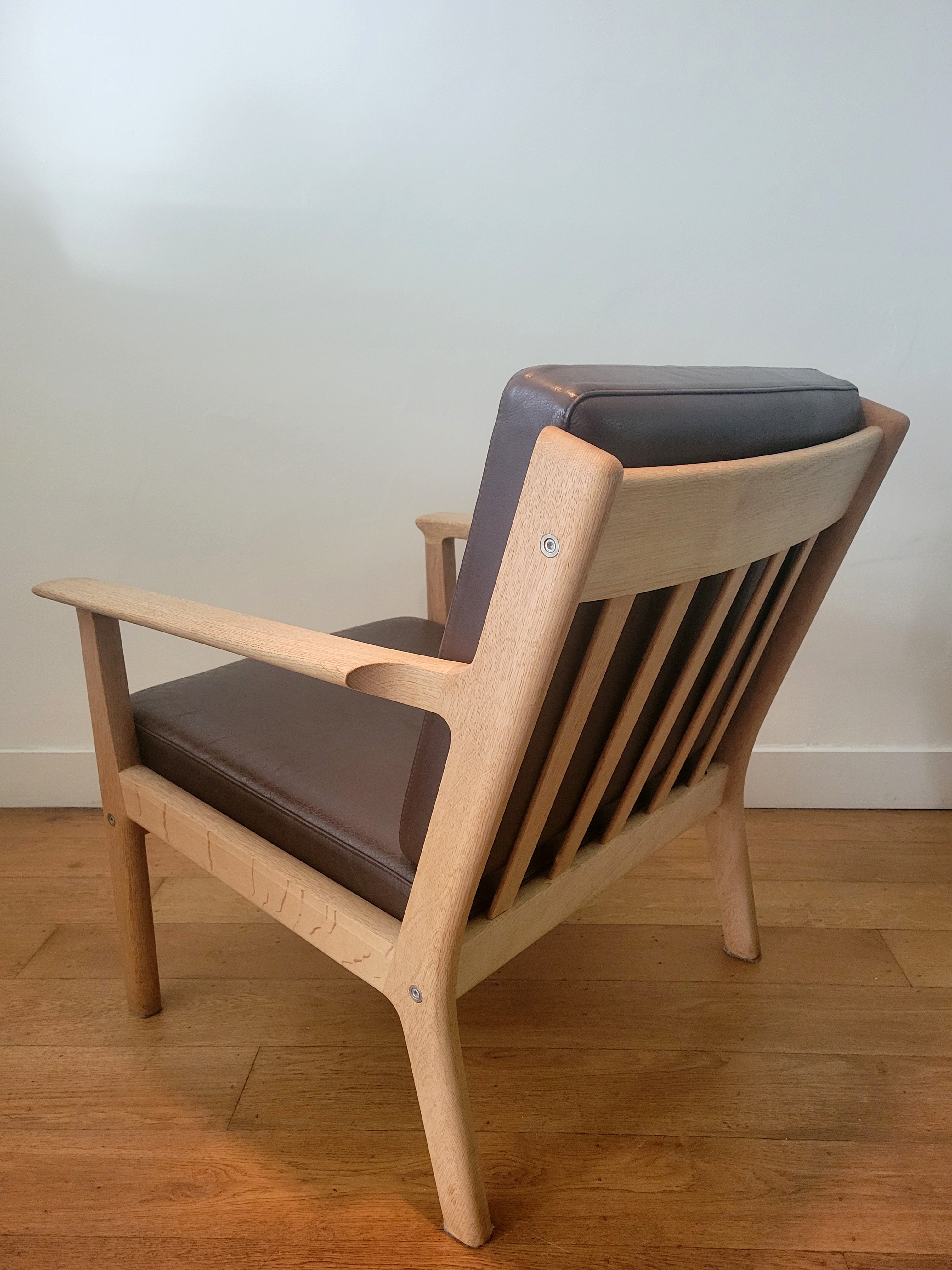 Hans_Wegner_Armchair_by_Getama_Model_265_in_Oak_and_Leather