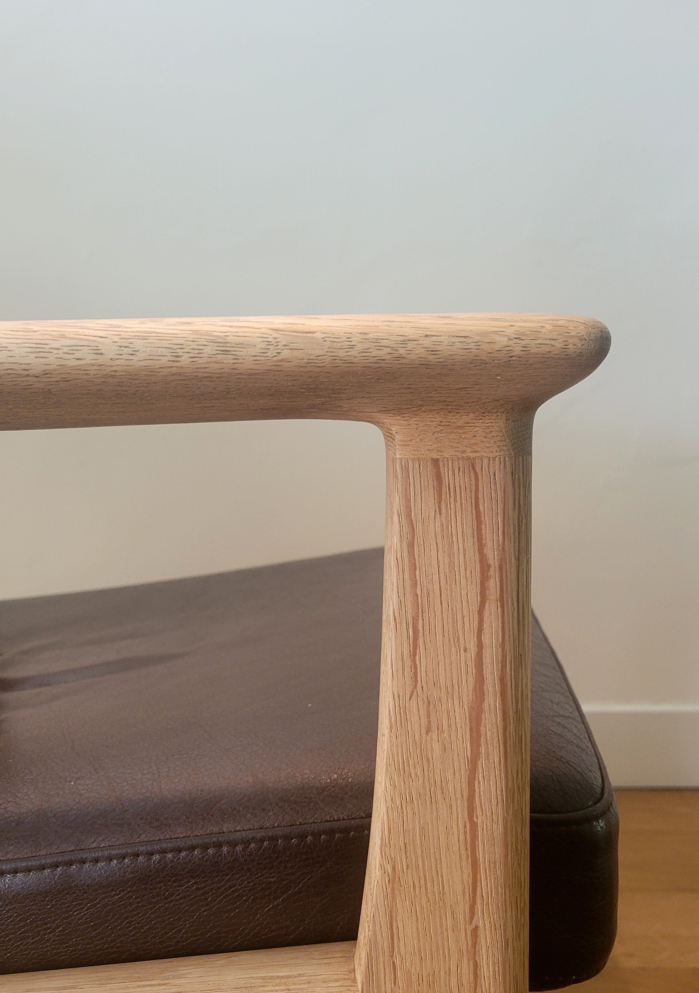 Hans_Wegner_Armchair_by_Getama_Model_265_in_Oak_and_Leather