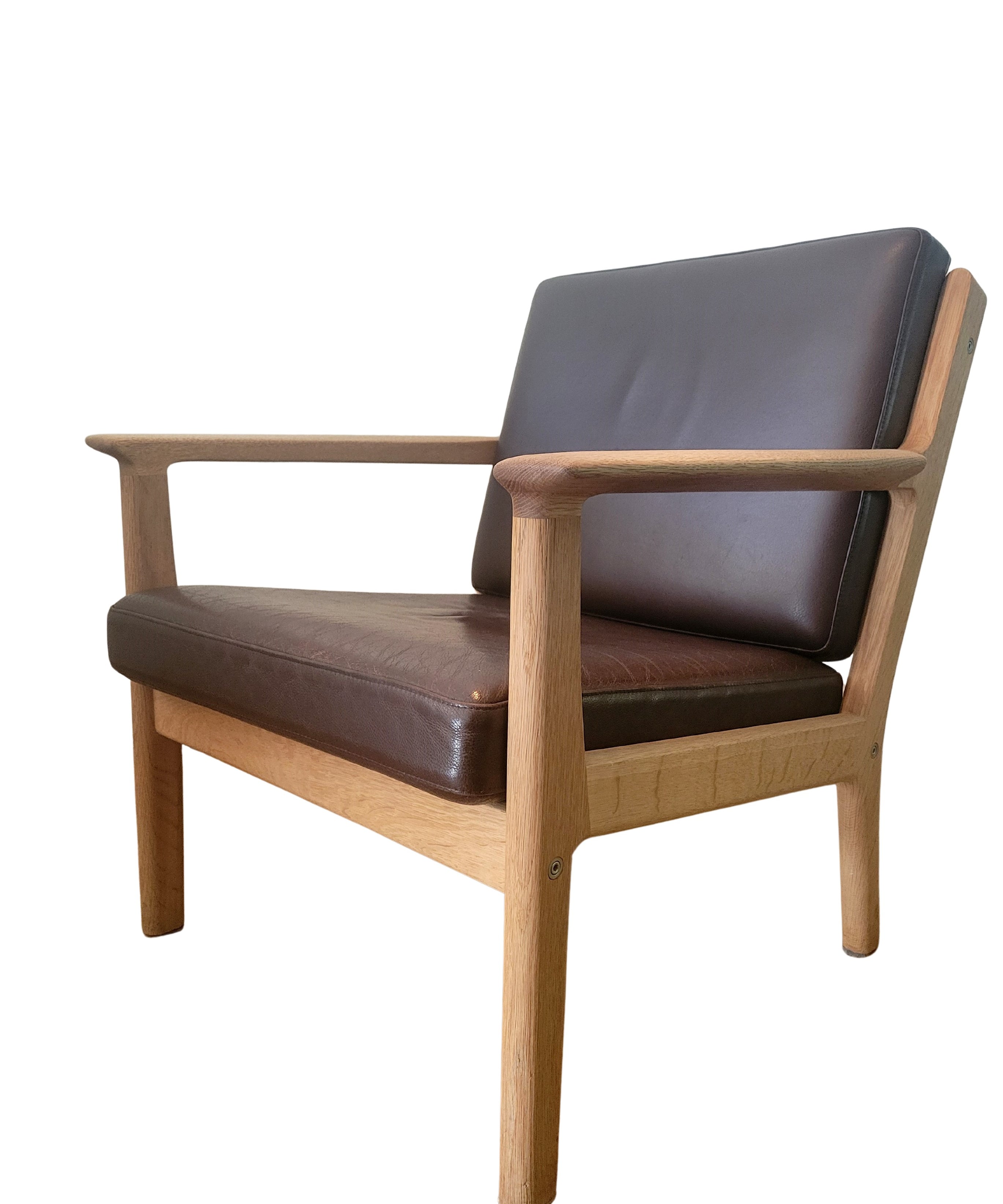 Hans_Wegner_Armchair_by_Getama_Model_265_in_Oak_and_Leather