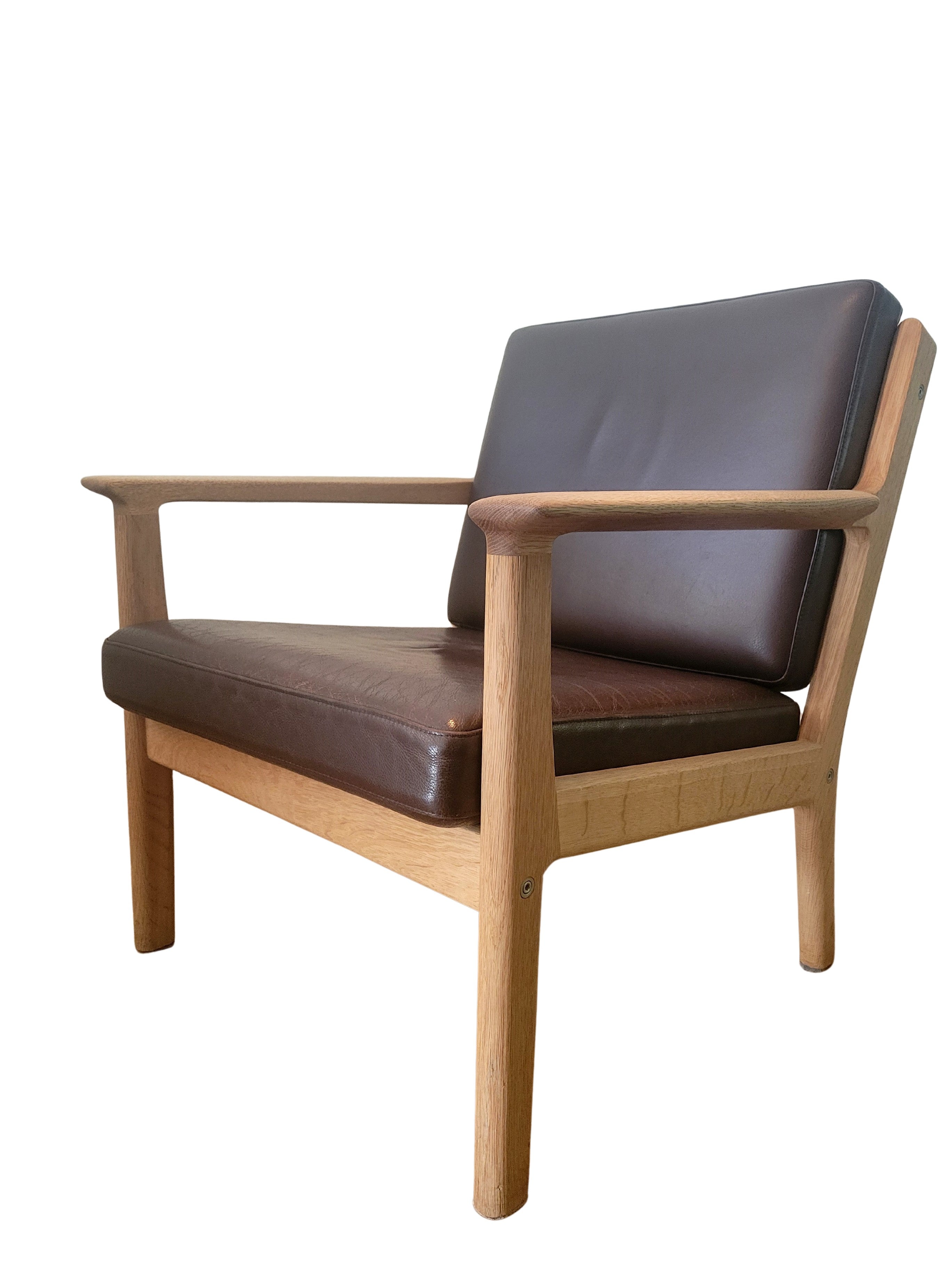 Hans_Wegner_Armchair_by_Getama_Model_265_in_Oak_and_Leather