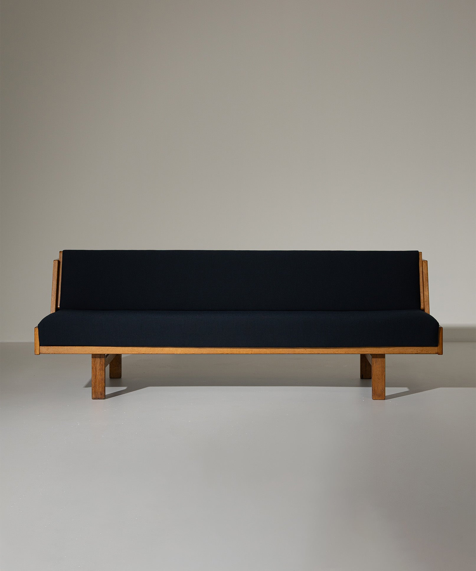 Hans_Wegner_GE258_Sofa_Bed_in_Oak_for_Getama,_Denmark,_1950s
