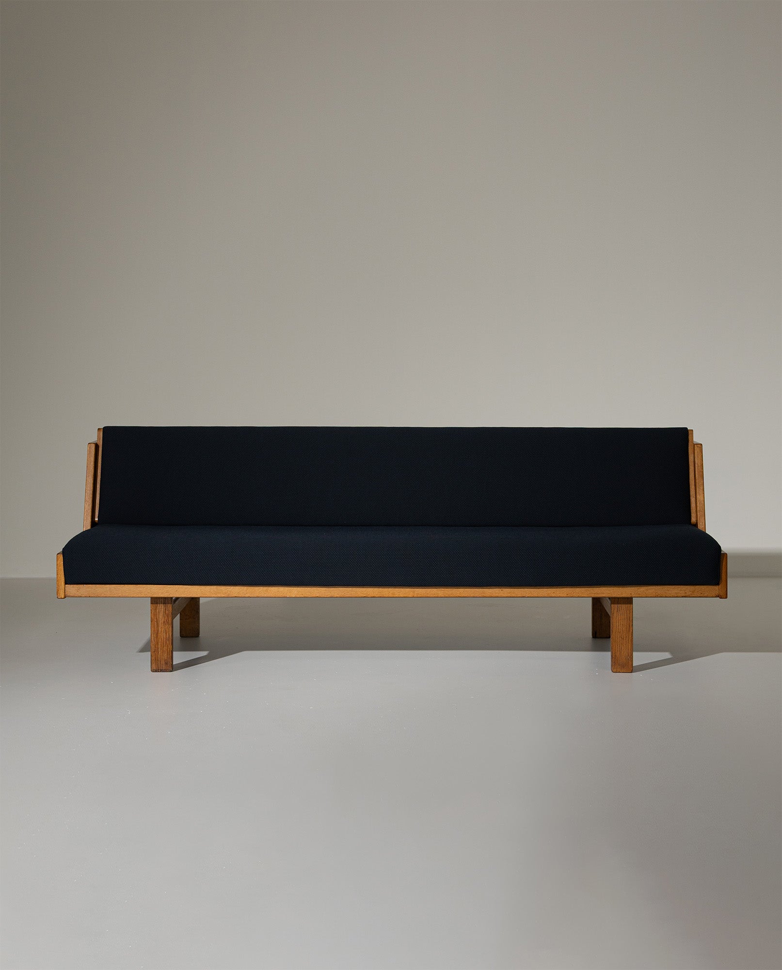 Hans_Wegner_GE258_Sofa_Bed_in_Oak_for_Getama,_Denmark,_1950s