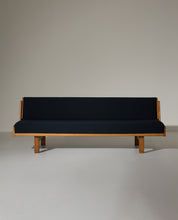 Hans_Wegner_GE258_Sofa_Bed_in_Oak_for_Getama,_Denmark,_1950s