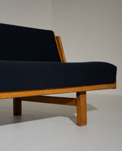 Hans_Wegner_GE258_Sofa_Bed_in_Oak_for_Getama,_Denmark,_1950s