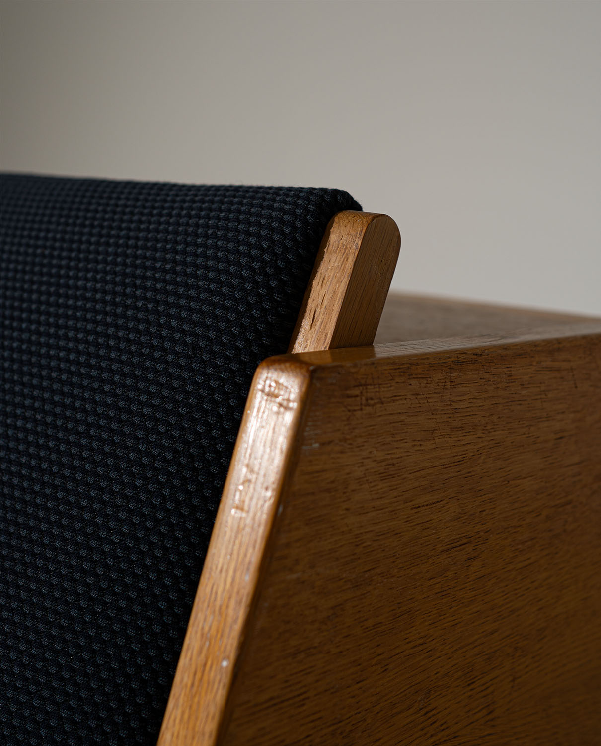 Hans_Wegner_GE258_Sofa_Bed_in_Oak_for_Getama,_Denmark,_1950s