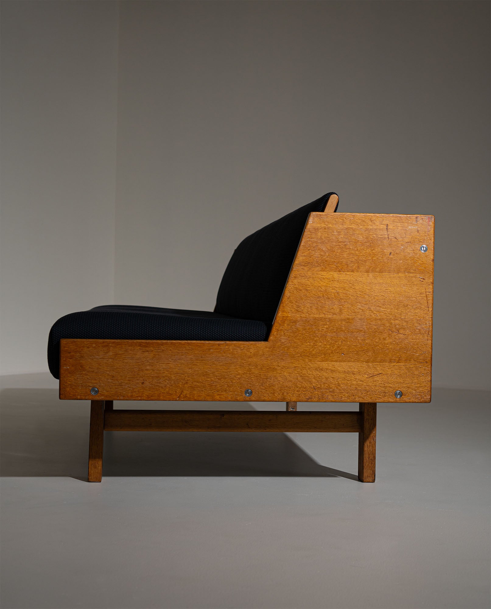 Hans_Wegner_GE258_Sofa_Bed_in_Oak_for_Getama,_Denmark,_1950s