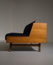 Hans_Wegner_GE258_Sofa_Bed_in_Oak_for_Getama,_Denmark,_1950s