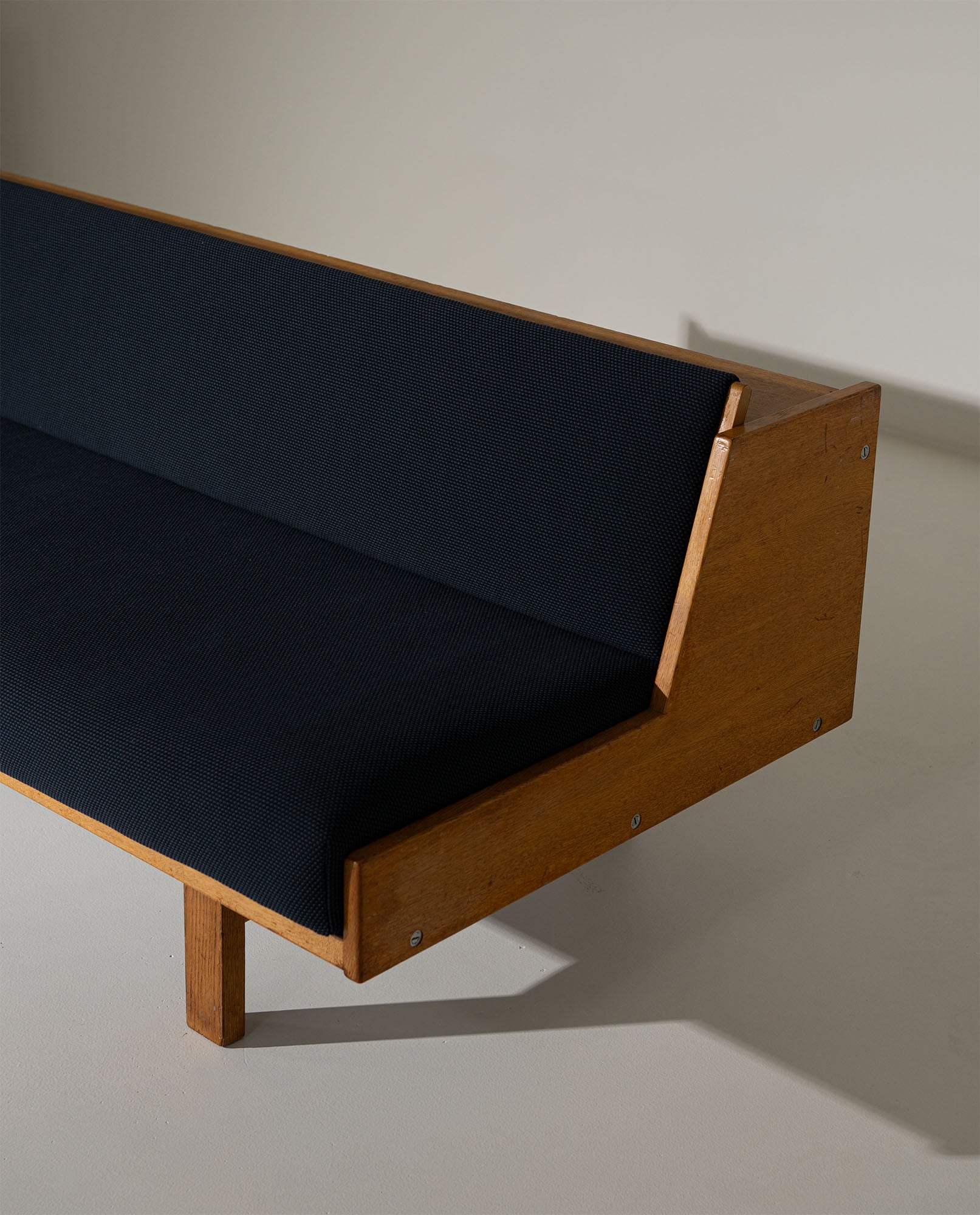 Hans_Wegner_GE258_Sofa_Bed_in_Oak_for_Getama,_Denmark,_1950s