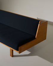 Hans_Wegner_GE258_Sofa_Bed_in_Oak_for_Getama,_Denmark,_1950s