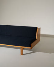Hans_Wegner_GE258_Sofa_Bed_in_Oak_for_Getama,_Denmark,_1950s
