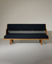 Hans_Wegner_GE258_Sofa_Bed_in_Oak_for_Getama,_Denmark,_1950s