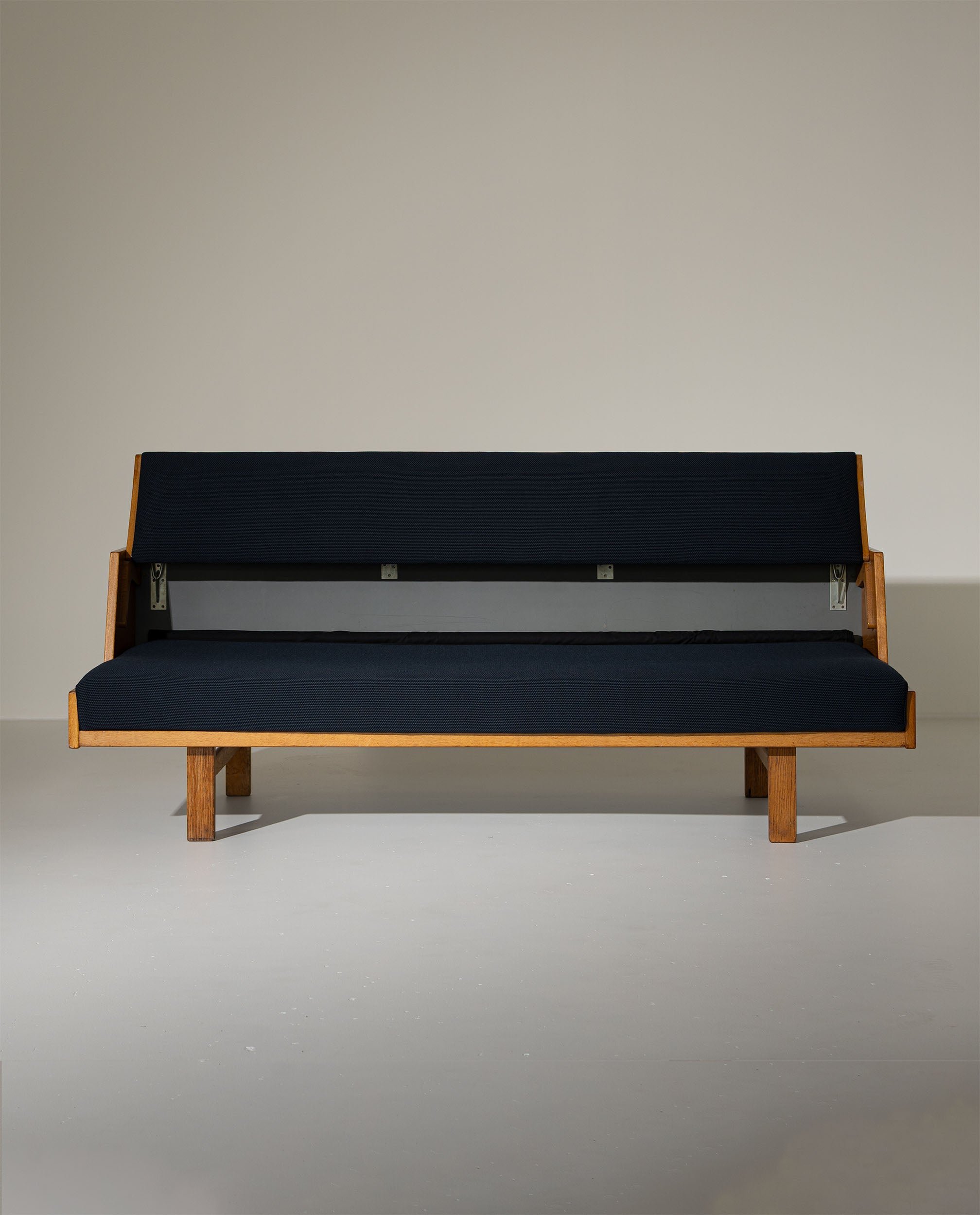 Hans_Wegner_GE258_Sofa_Bed_in_Oak_for_Getama,_Denmark,_1950s