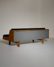 Hans_Wegner_GE258_Sofa_Bed_in_Oak_for_Getama,_Denmark,_1950s