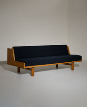 Hans_Wegner_GE258_Sofa_Bed_in_Oak_for_Getama,_Denmark,_1950s