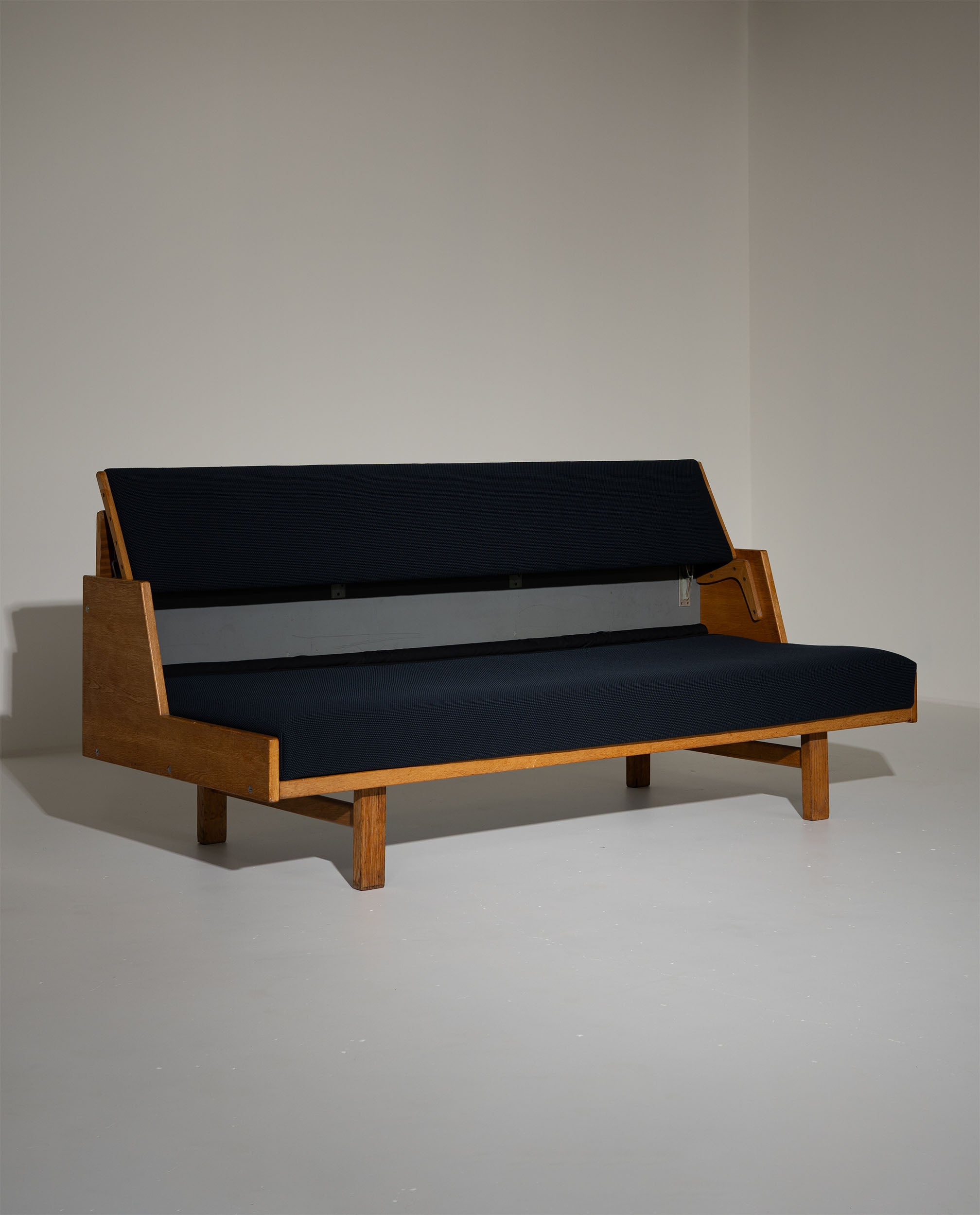 Hans_Wegner_GE258_Sofa_Bed_in_Oak_for_Getama,_Denmark,_1950s
