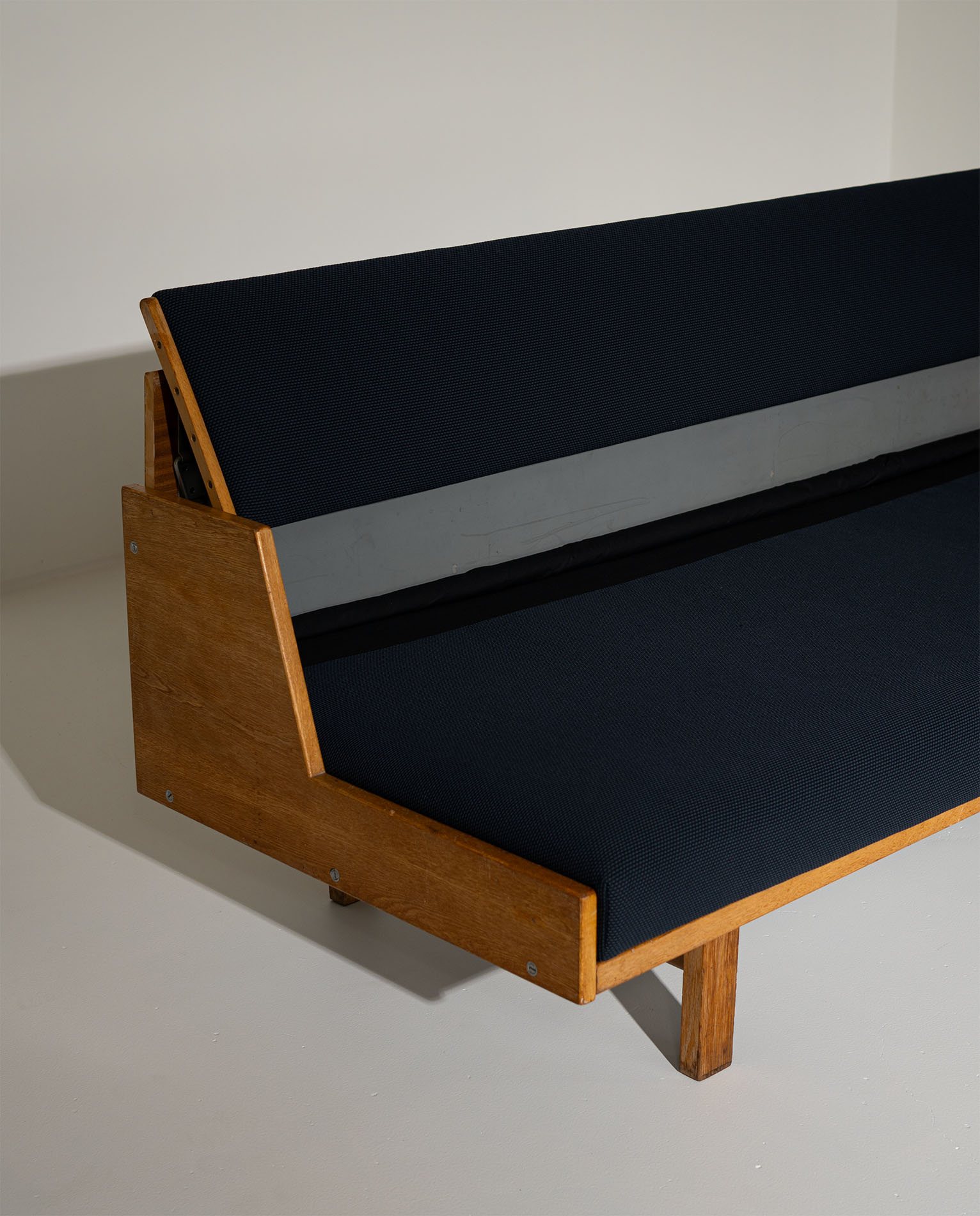 Hans_Wegner_GE258_Sofa_Bed_in_Oak_for_Getama,_Denmark,_1950s