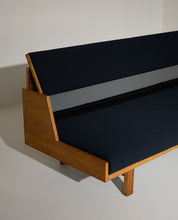 Hans_Wegner_GE258_Sofa_Bed_in_Oak_for_Getama,_Denmark,_1950s