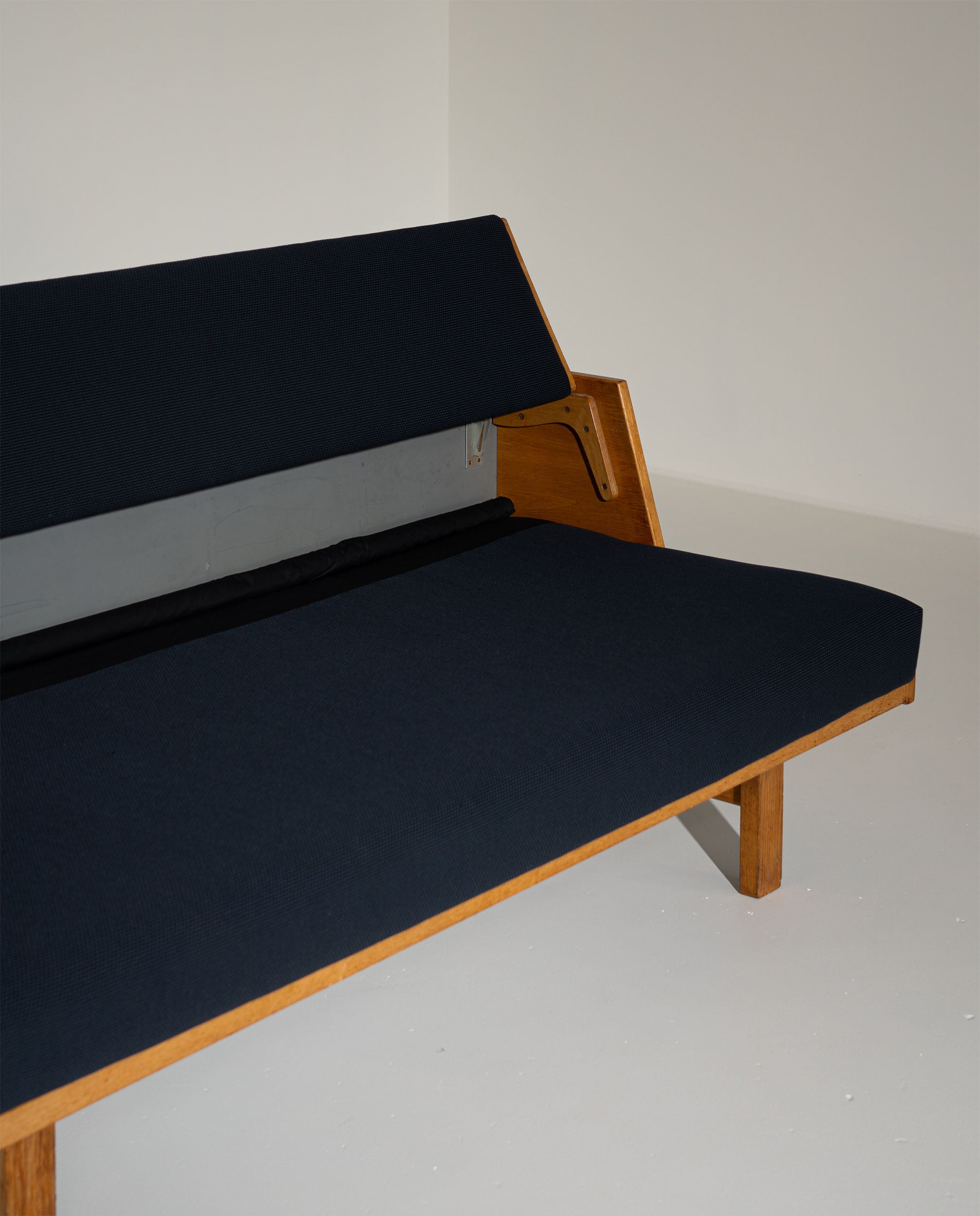 Hans_Wegner_GE258_Sofa_Bed_in_Oak_for_Getama,_Denmark,_1950s
